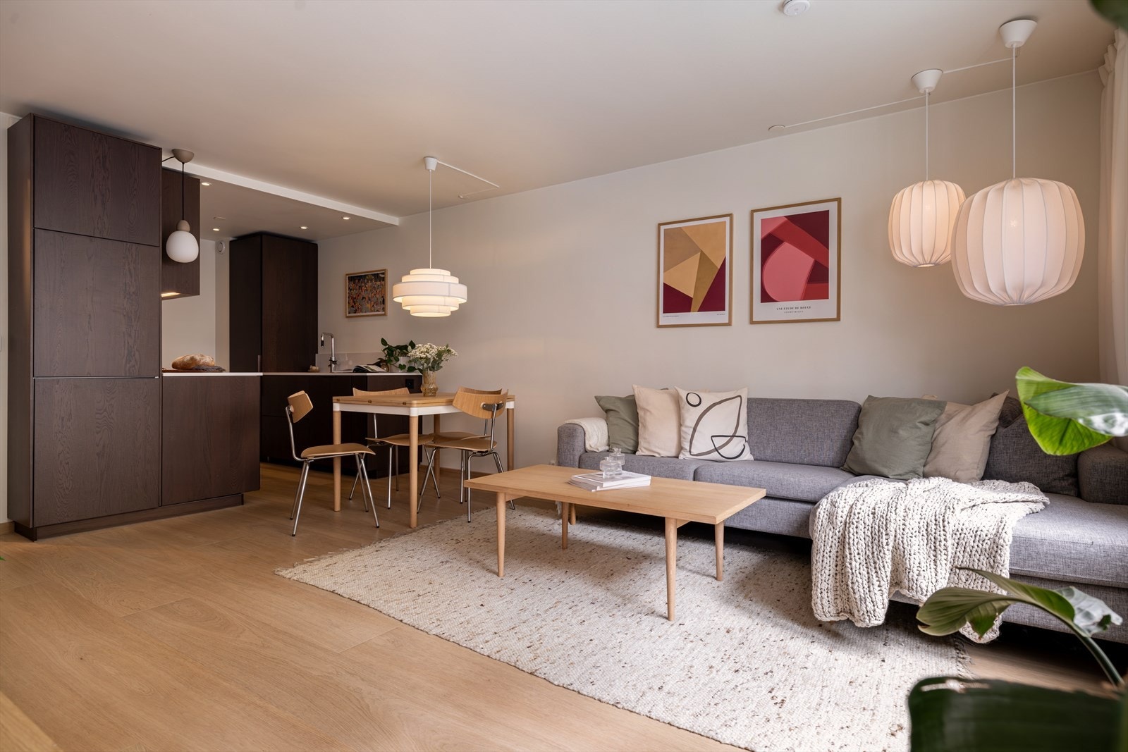Stuen er lett å innrede i ulike soner, med plass for stor sofakrok, spisebord og mediemøbler Galleribilde