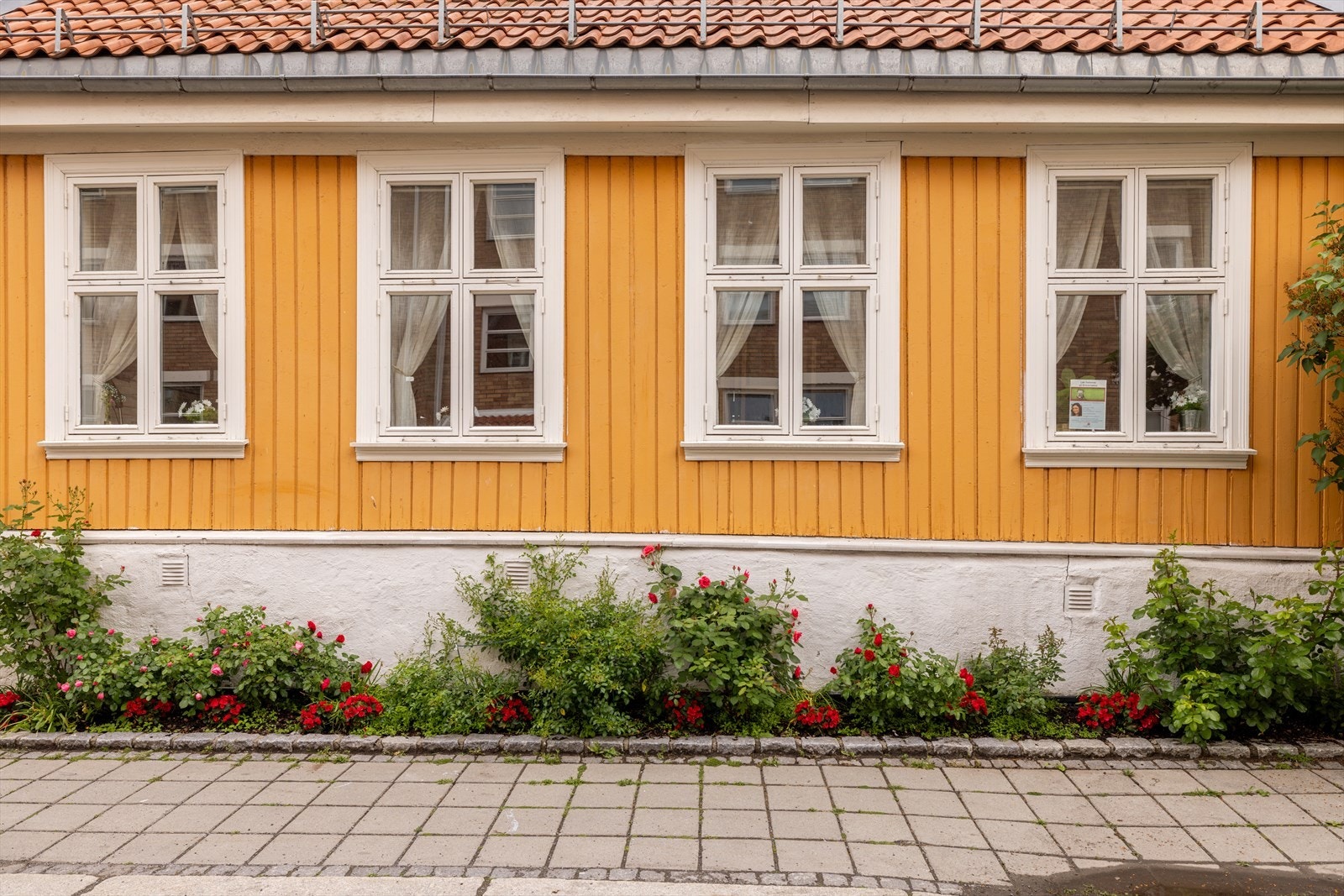 Borettslaget har et felles forsamlingshus, som gir inntekter til borettslaget, og som beboere kan leie rimelig. Populært lokale for dåpsfest, konfirmasjoner og bursdager Galleribilde