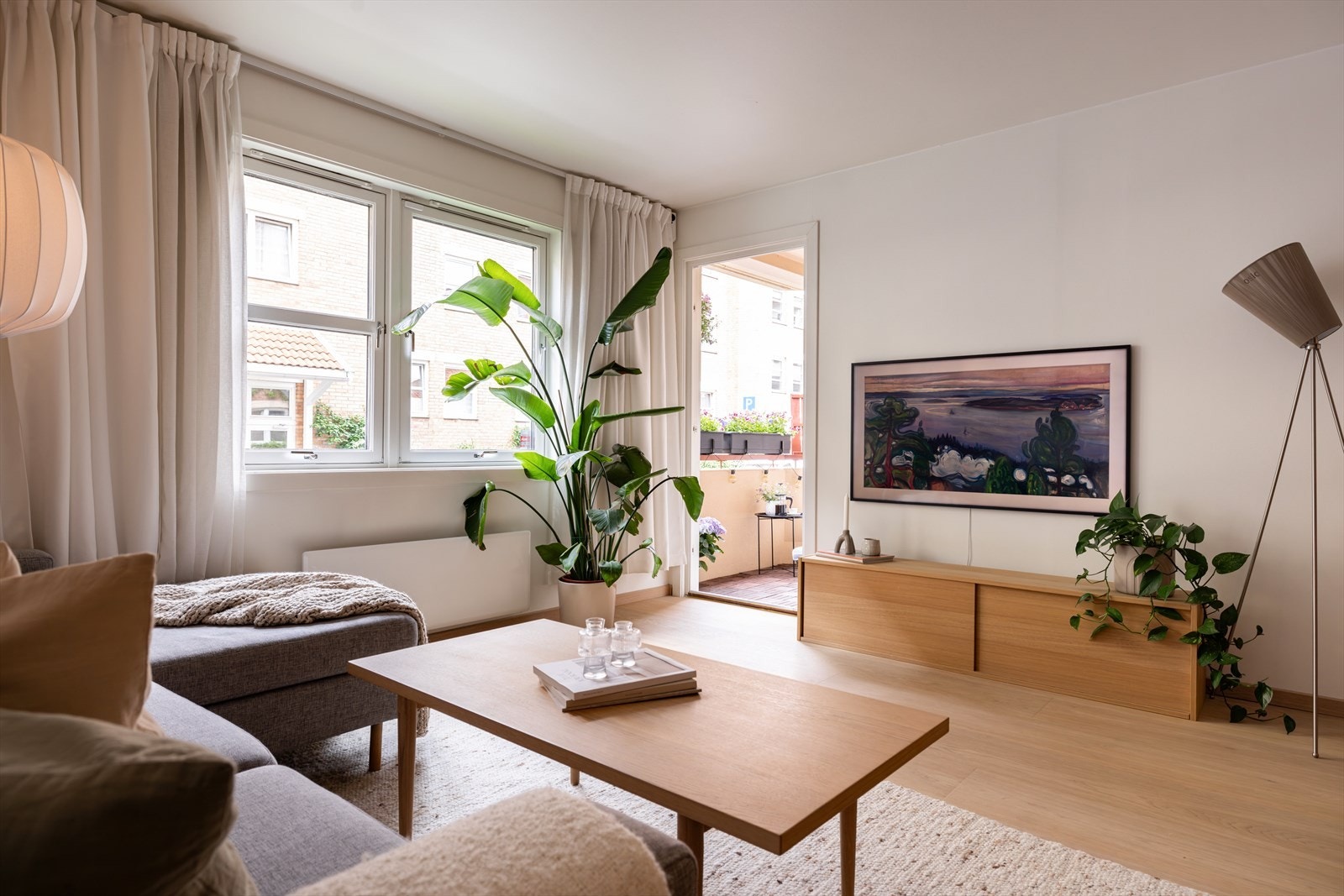 Lys og luftig stue med store vindusflater. Leiligheten har et fantastisk herdet tregulv med ekstra lange og brede bord, som ble lagt i 2021 Galleribilde
