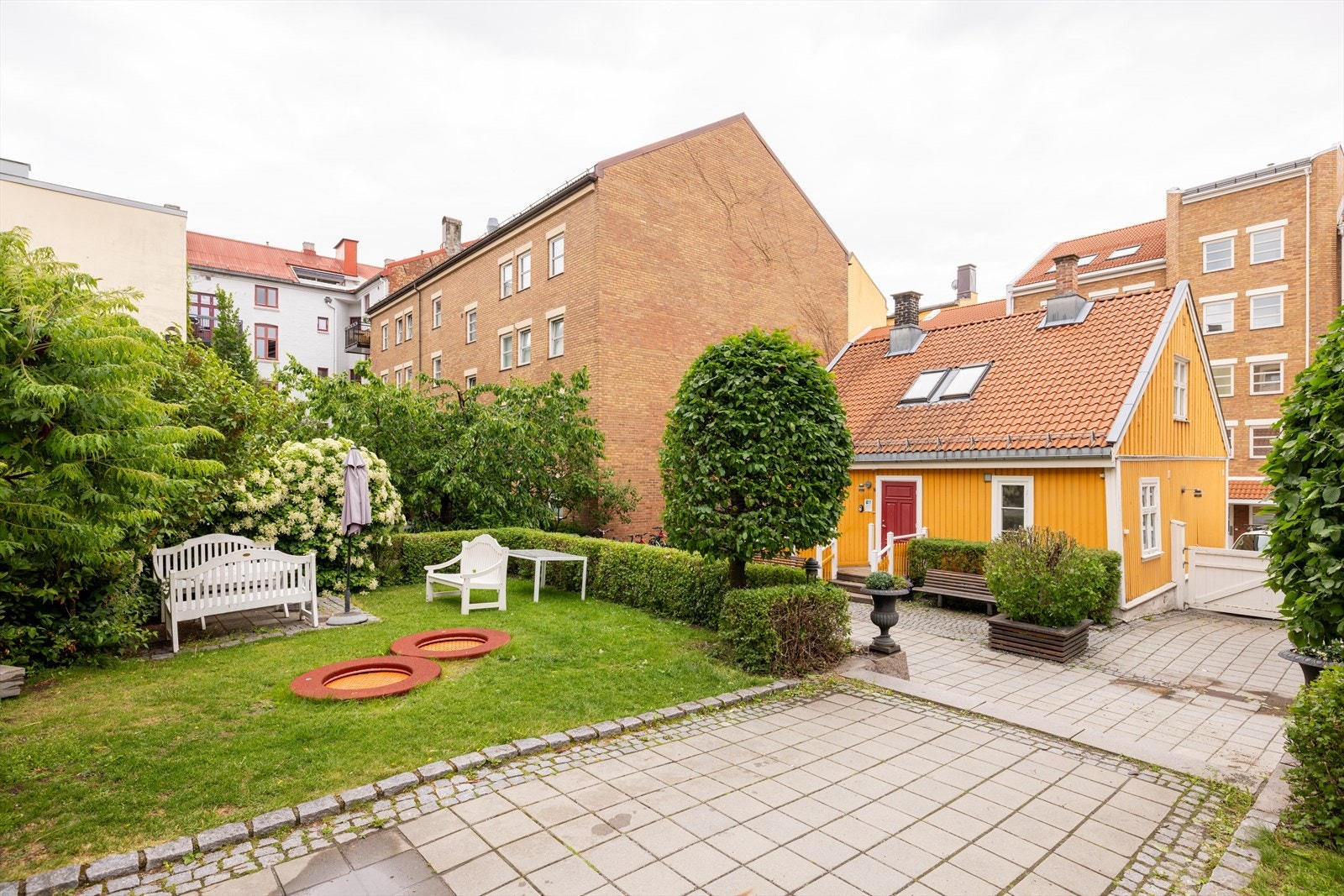 Svært hyggelig opparbeidet bakgård, med flotte sittegrupper og beplantning. Borettslaget har egen gartner som steller uteområdene Galleribilde