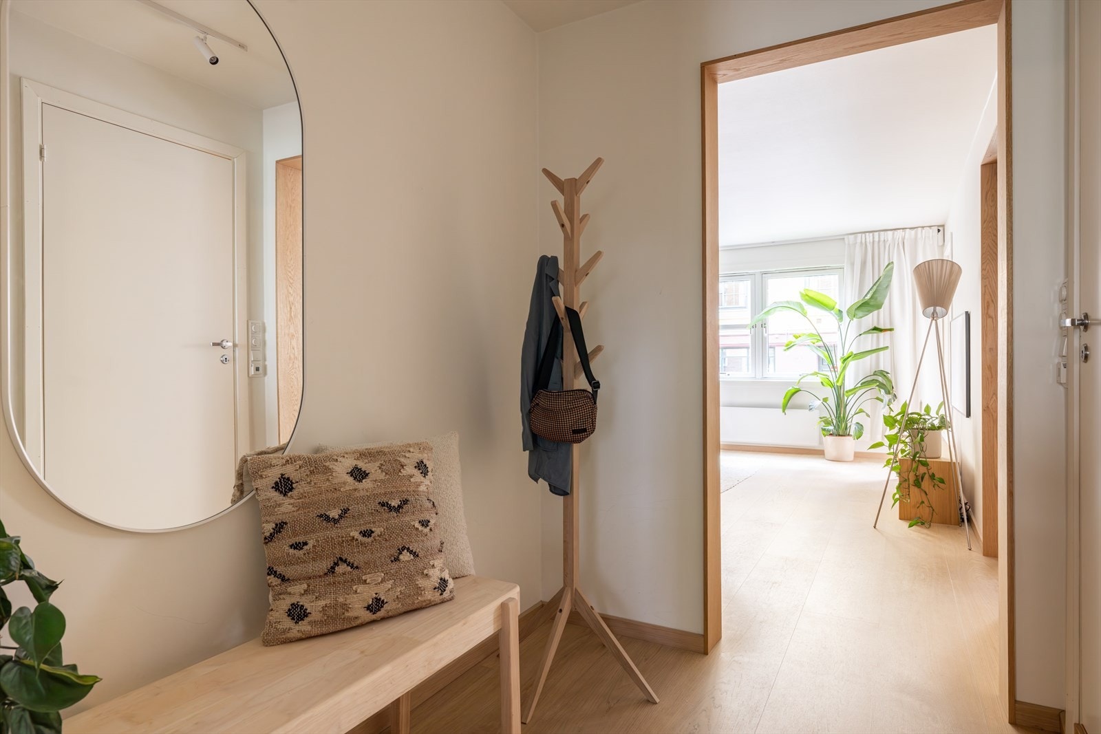 Velkommen inn! Entréen gir umiddelbart et godt inntrykk av leiligheten, og har godt med plass for oppbevaring av yttertøy og sko Galleribilde