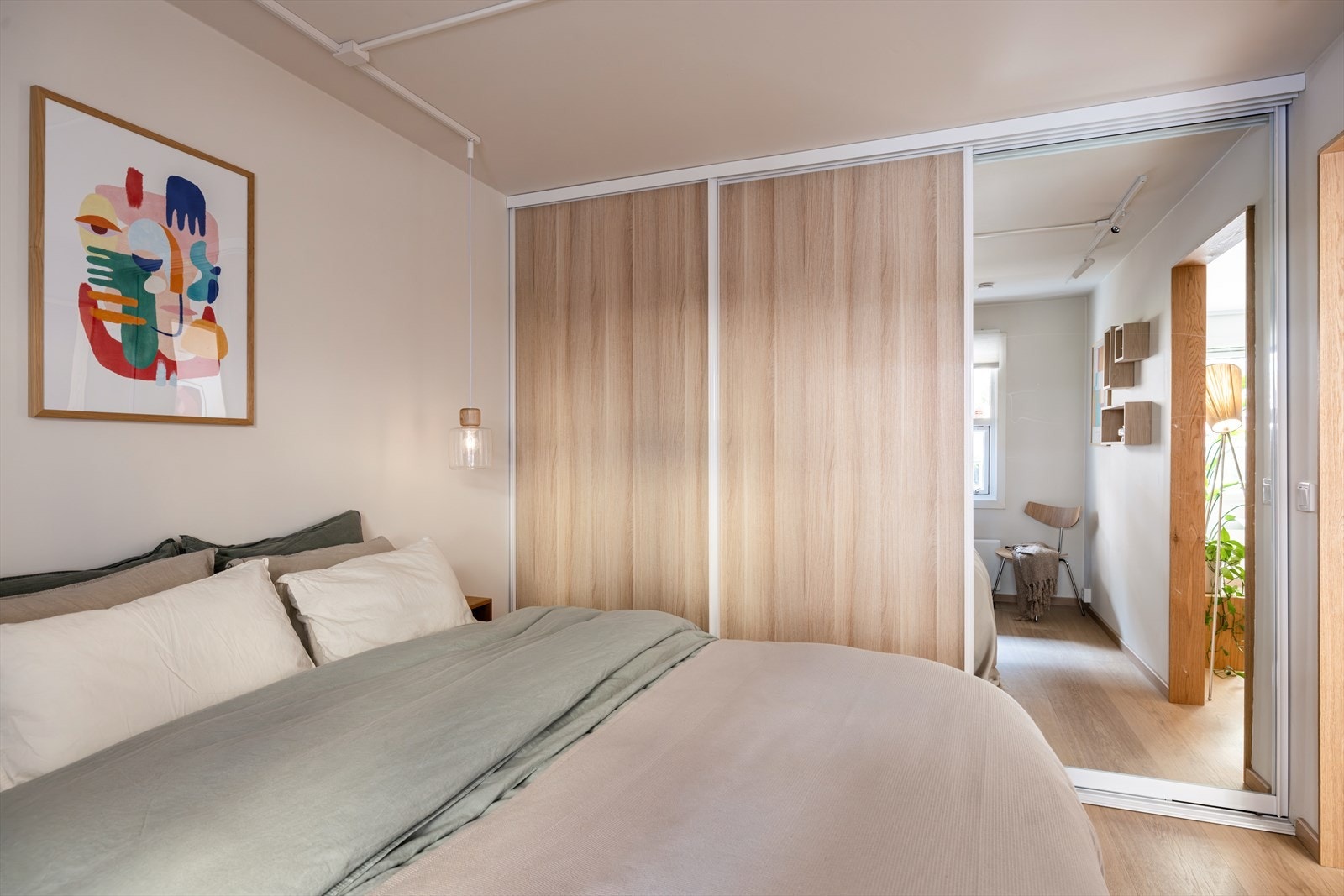 Romslig skyvedørsgarderobe med hyller og heng. Leiligheten disponerer også en stor kjellerbod Galleribilde