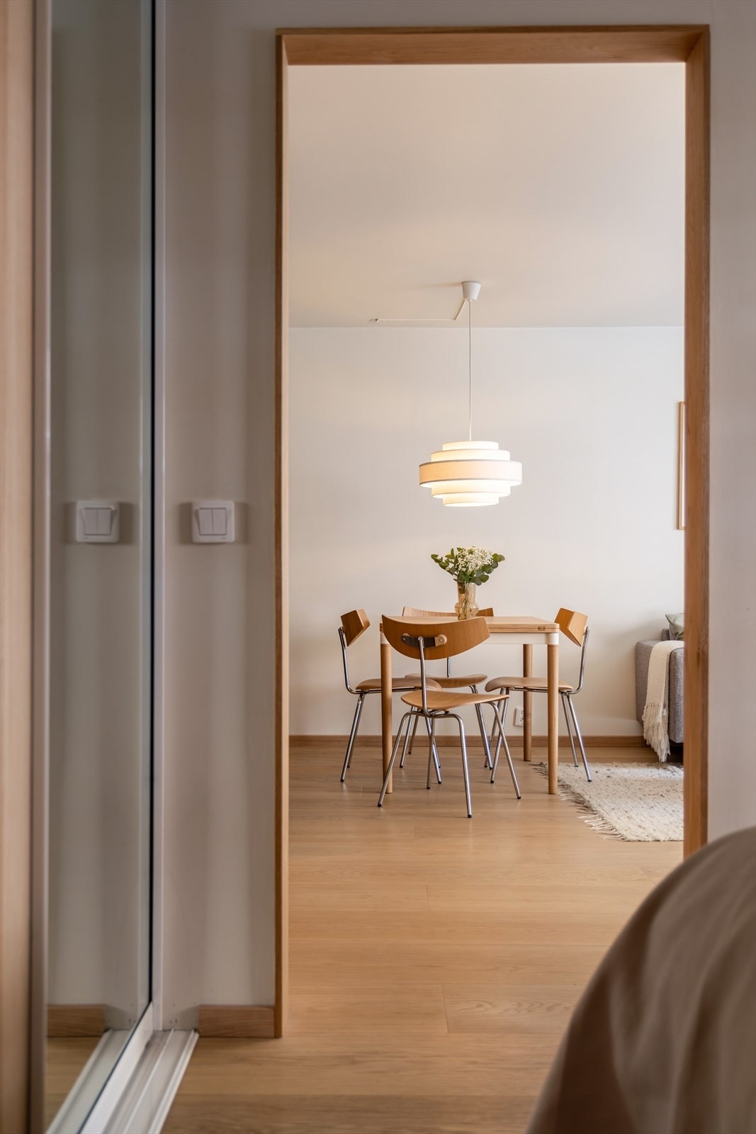 Leiligheten har lekre detaljer som dørkarmer i eik på soverom og i gang Galleribilde