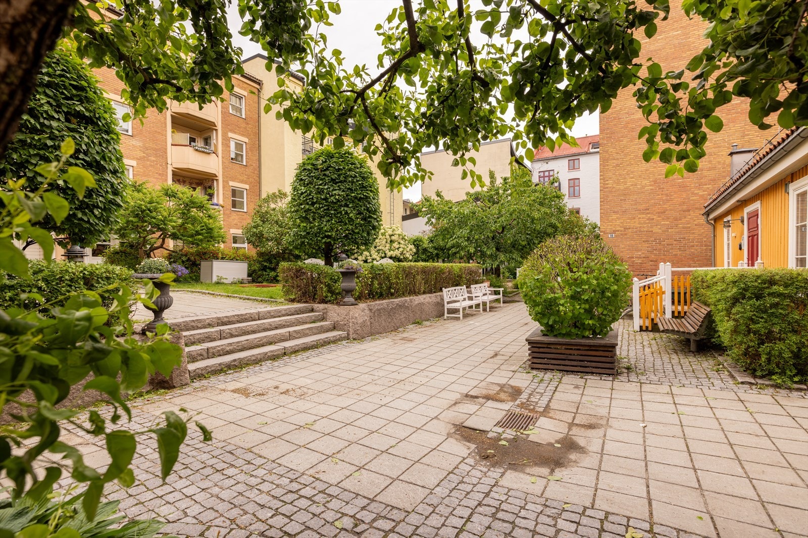 Borettslaget har en fantastisk bakgård, med sitteplasser, grill, langbord, bordtennis og lekeplass til fornøyelse for alle beboere - store og små Galleribilde