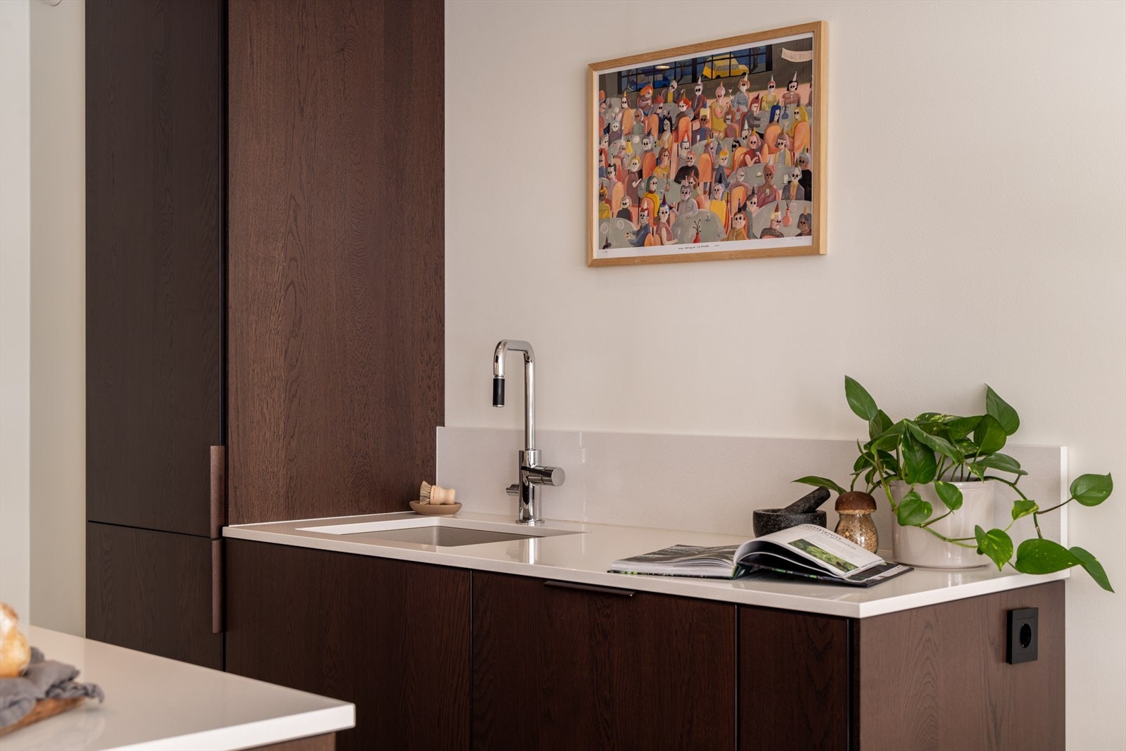 Leiligheten har et svært lekkert kjøkken fra IKEA med benkeplate fra Granitop og underlimt vask. Blandebatteri fra Tapwell Galleribilde
