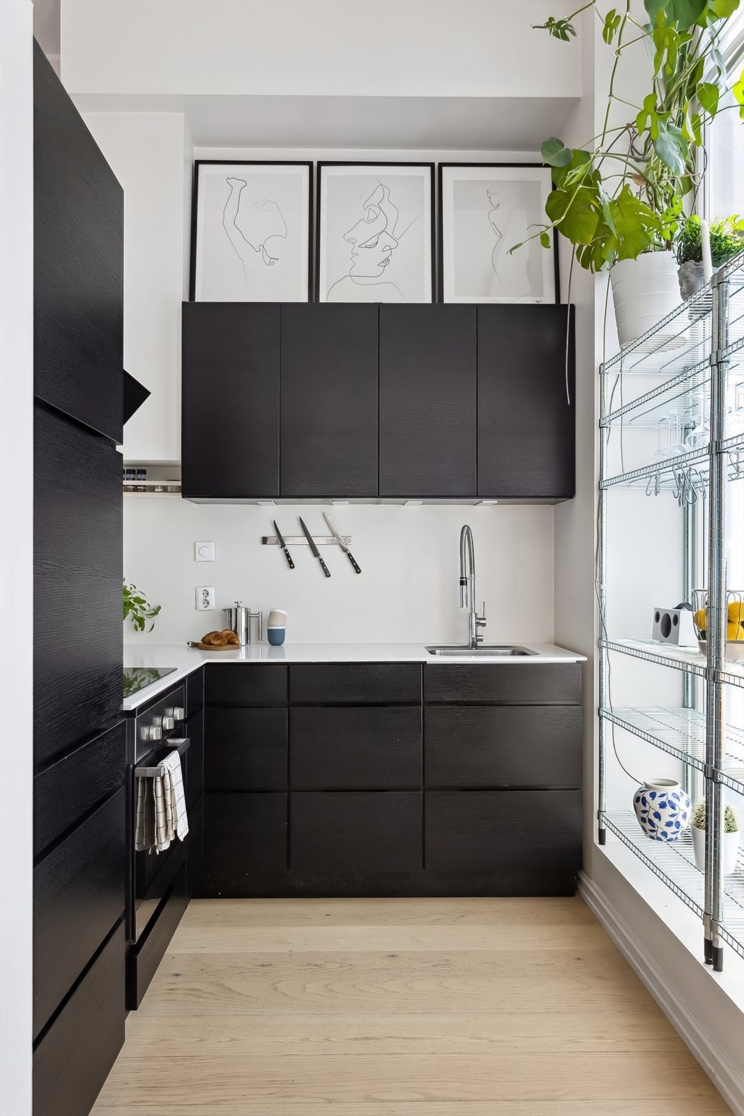 Leiligheten har et lekkert Kvik kjøkken med integrerte hvitevarer. Her har du godt med skap og benkeplass til å lage de deiligste måltidene! Galleribilde