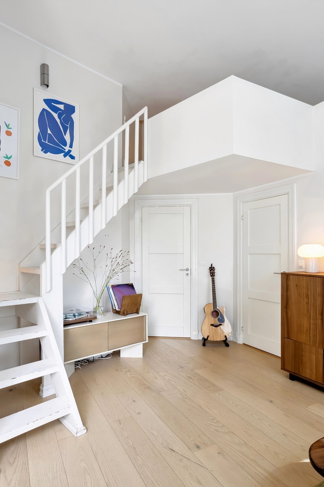 Under trappen har du en bod (rett frem) og et kontor inn døren til høyre. Galleribilde