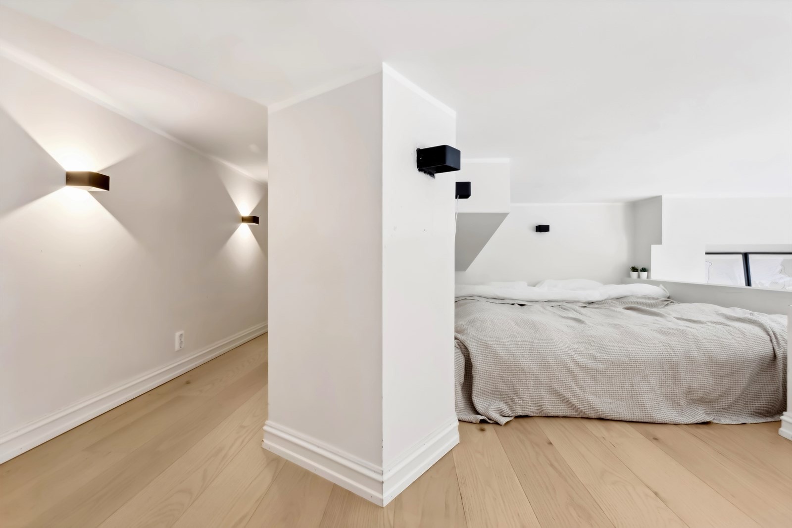 På andre siden av hemsen har du ekstra oppbevaringsplass, og området kan brukes som garderobe. Galleribilde