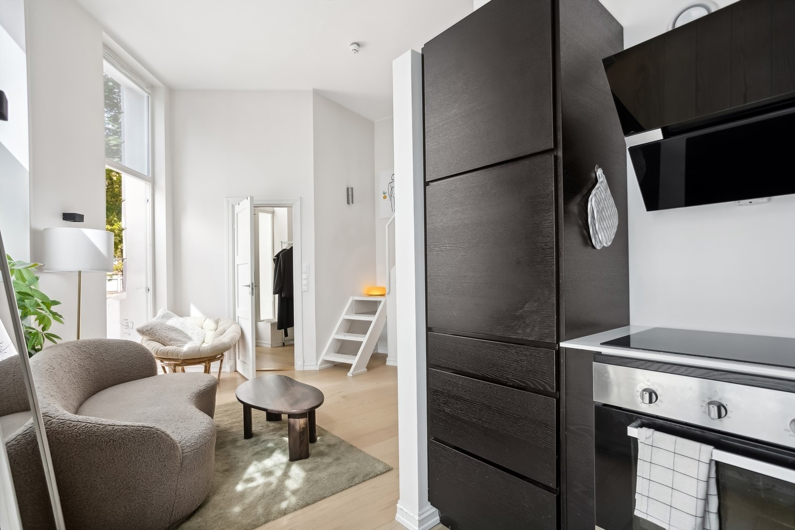 Den åpne stue/kjøkken løsningen gjør oppholdsrommet i leiligheten til en sosial sone, og her kan du invitere venner og familie til hyggelige sammenkomster. Galleribilde