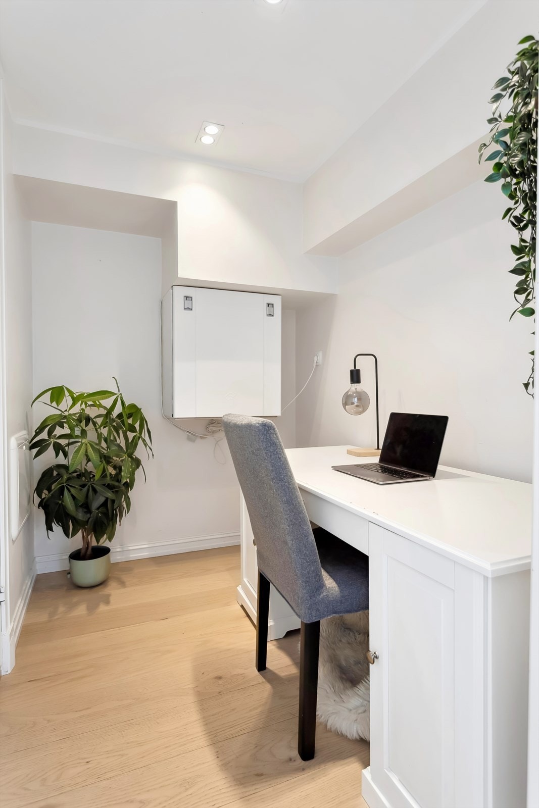 Lyst og fint kontor med inngang fra stuen Galleribilde