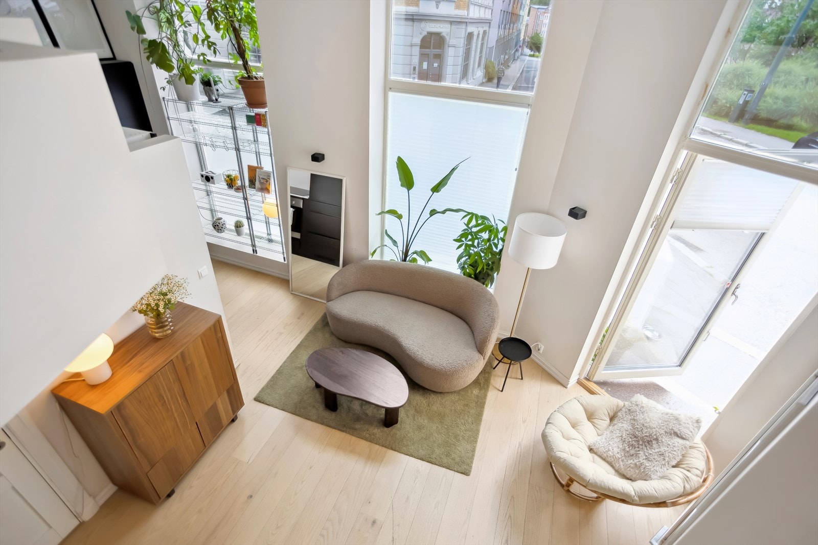 Leiligheten ligger svært sentralt til ved Alexander Kiellands plass i Oslo. Her kan du enkelt skape din helt egne oase, men fritt for by-støy. Legg merke til takhøyden på over 3,5m. Galleribilde