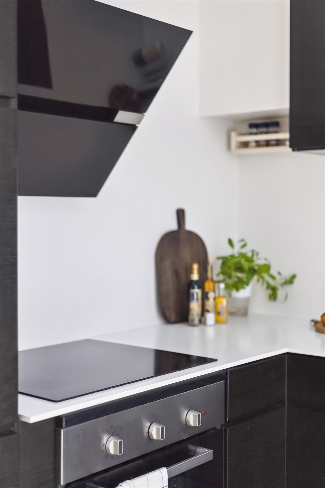 Kjøkkenet har innfelte hvitevarer som koketopp, stekeovn, oppvaskmaskin, samt kjøl/-fryseskap. Galleribilde