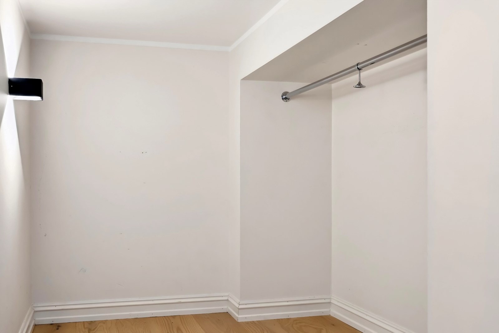 Garderobeløsning på hemsen. Her kan det være plass til en kommode seksjon for enda mer oppbevaringsplass. Galleribilde