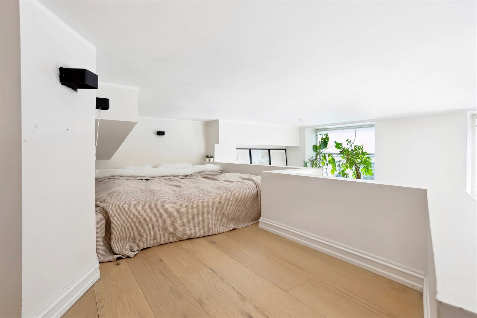 Hemsen har et gulvareal på 11m² og takhøyde på ca. 1,22m. Her har du nok plass til en god dobbeltseng! Galleribilde