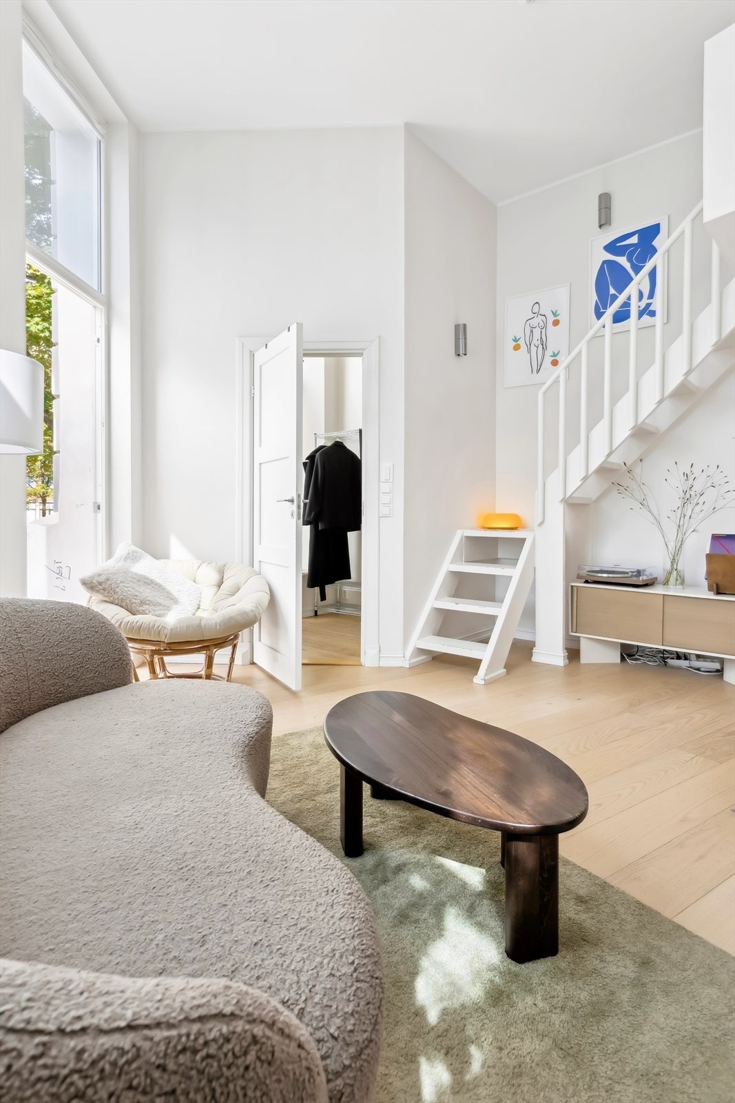 Leiligheten fremstår som lys og svært innbydende. Nåværende eier har satt opp folie på vinduene for temperatur og innsyn. Galleribilde