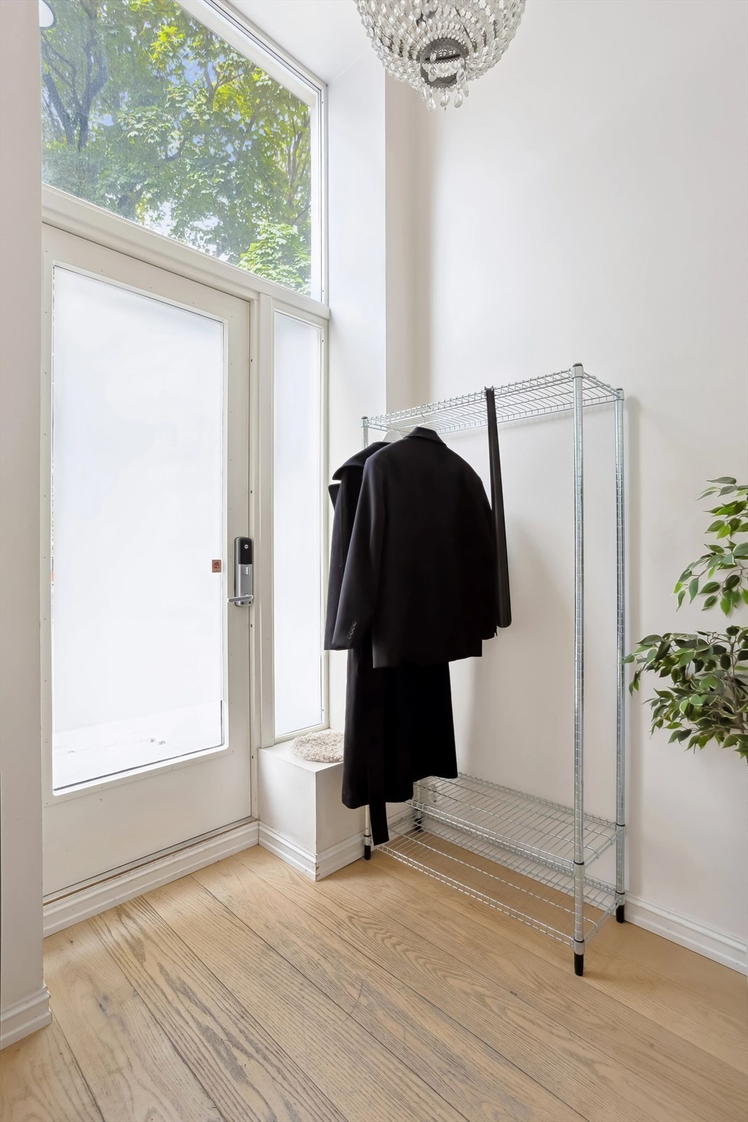 Velkommen inn! Fra ytterdøren kommer du inn i en lys og pen entré. Her er det god plass til å henge fra seg yttertøy. Galleribilde