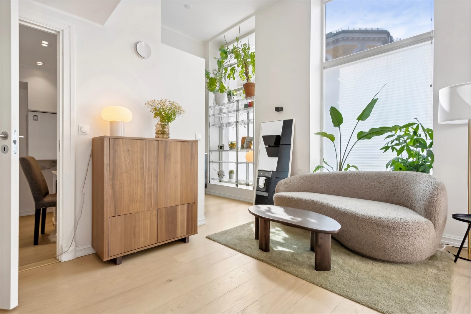 Oppholdsrommet i leiligheten består av en åpen stue/kjøkkenløsning. Leiligheten er malt i et delikat fargevalg og har parkett i samtlige rom med unntak av baderommet. Galleribilde