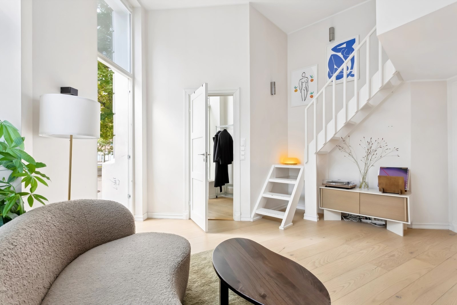 Fra stuen går det en trapp opp til hemsen. Under trappen er det ulike innredningsmuligheter. Galleribilde