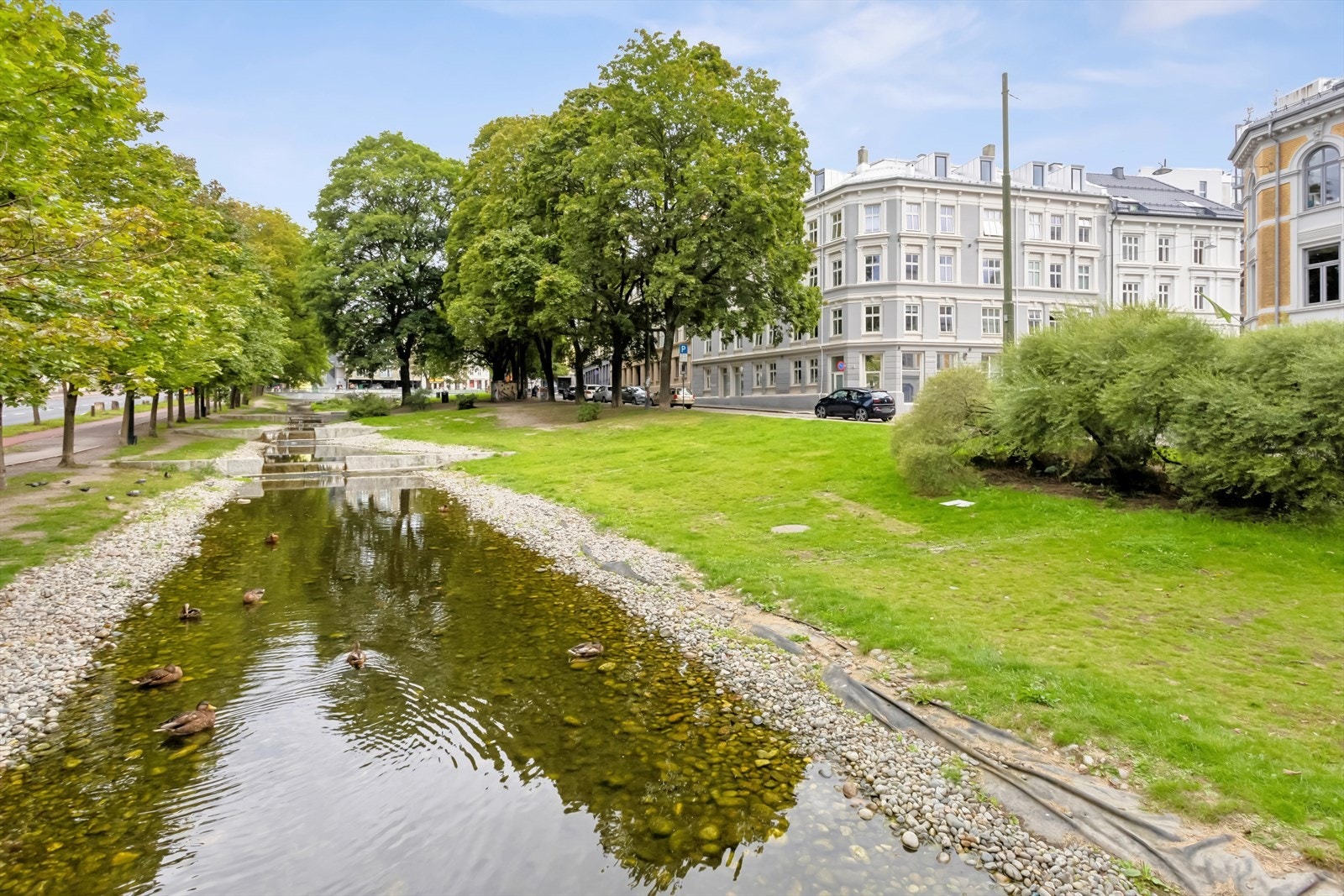 Utenfor leiligheten er det fine grøntområder. Galleribilde