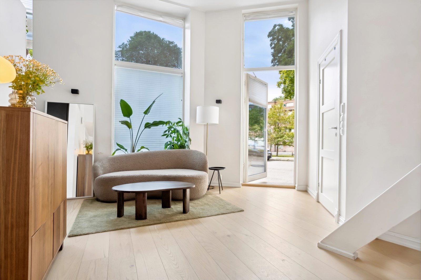 Leiligheten slipper inn rikelig med dagslys fra de store vinduene (2015). Fra stuen er det også en verandadør ut mot gaten. Her kan du nyte morgenkaffen! Galleribilde