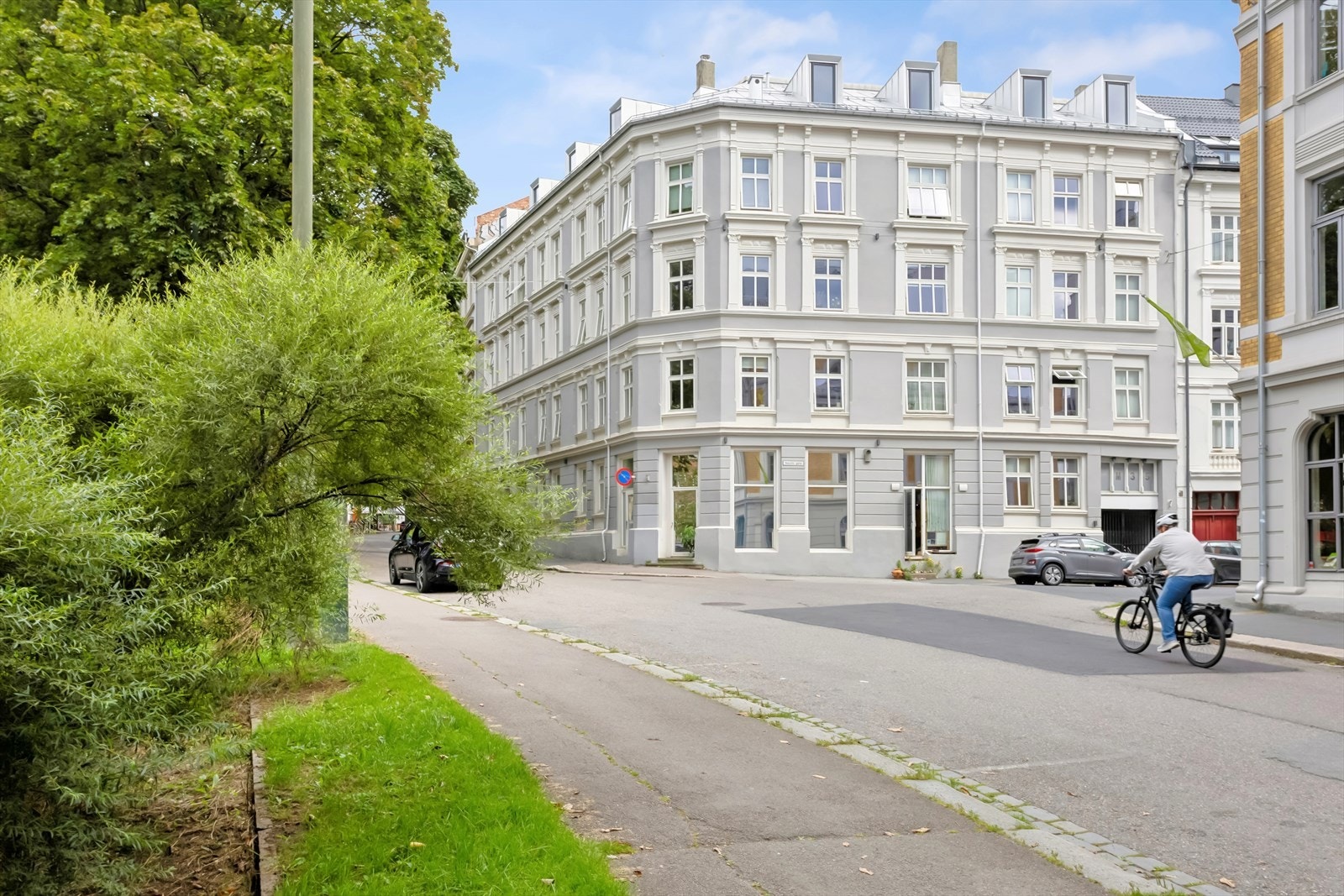 Bygget har en klassisk og pen fasade. Leiligheten ligger plassert i 1.etasje på hjørnet av bygget. Galleribilde