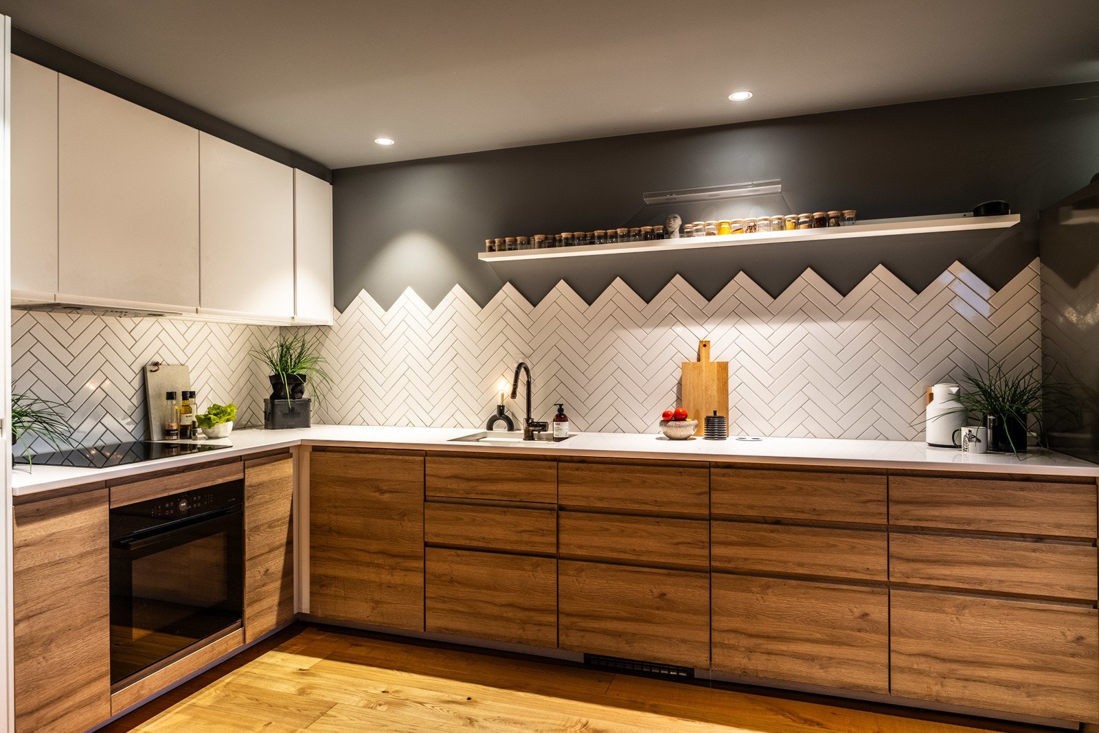 Kjøkkenet er utstyrt med integrerte hvitevarer, inkludert kjøleskap med frysedel, komfyr, platetopp, oppvaskmaskin og kjøkkenventilator med kullfilter. Galleribilde