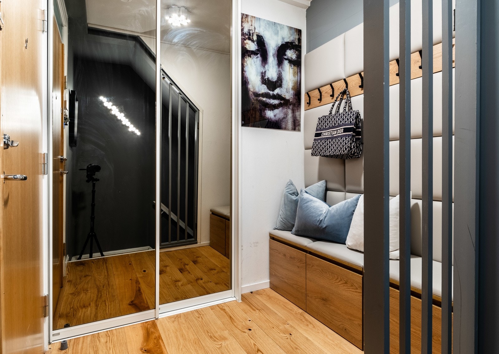 En praktisk og stilfull entré med rikelig skapplass. Galleribilde