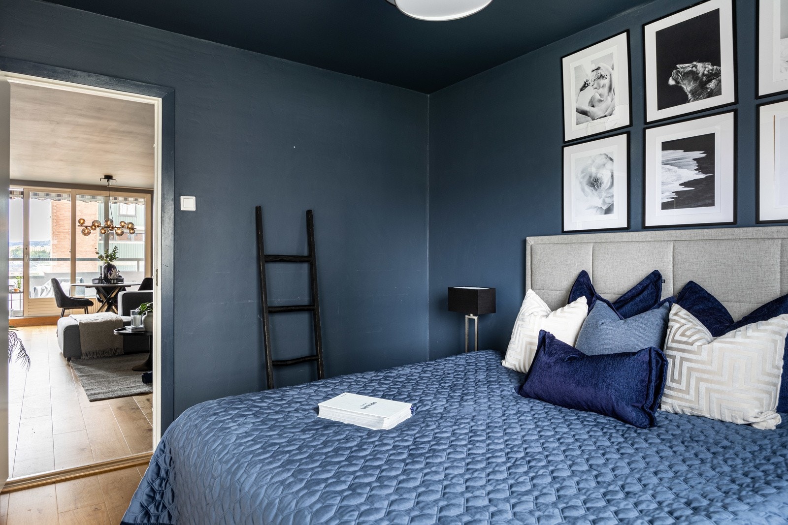 Soverom 1: Soverommet er romslig og har en luftig atmosfære med god plass. Galleribilde