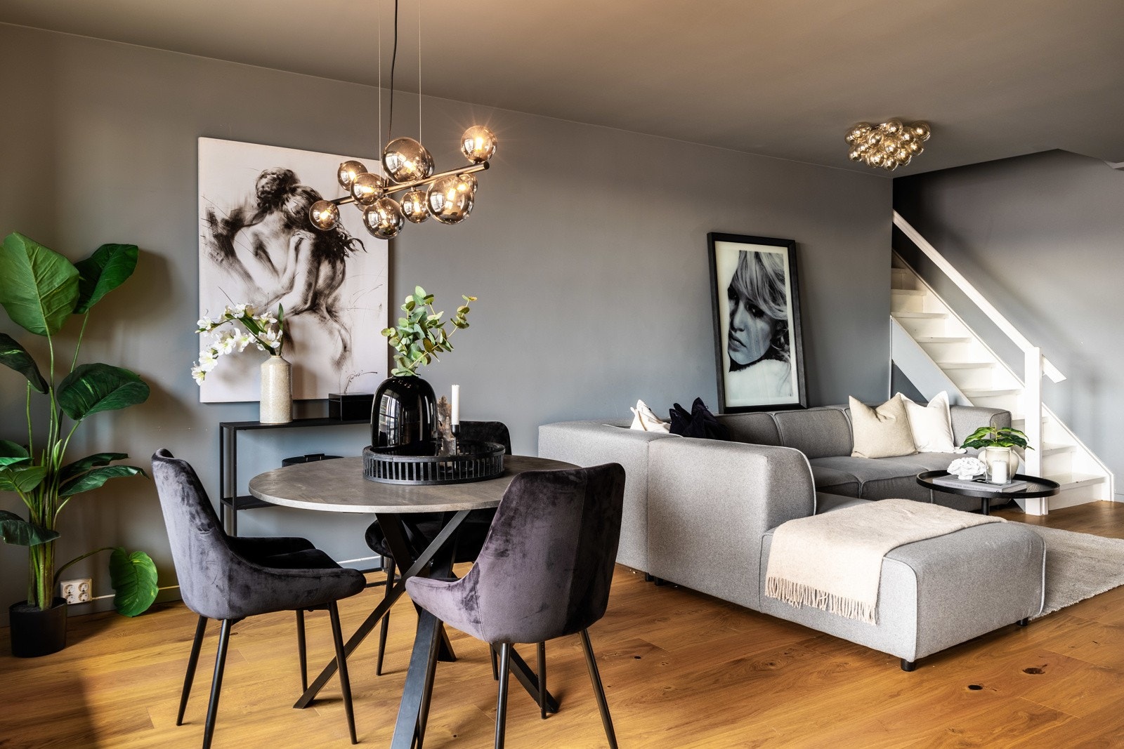 Den romslige stuen har plass til både en spisestue og en sofakrok med TV-møblement. Galleribilde