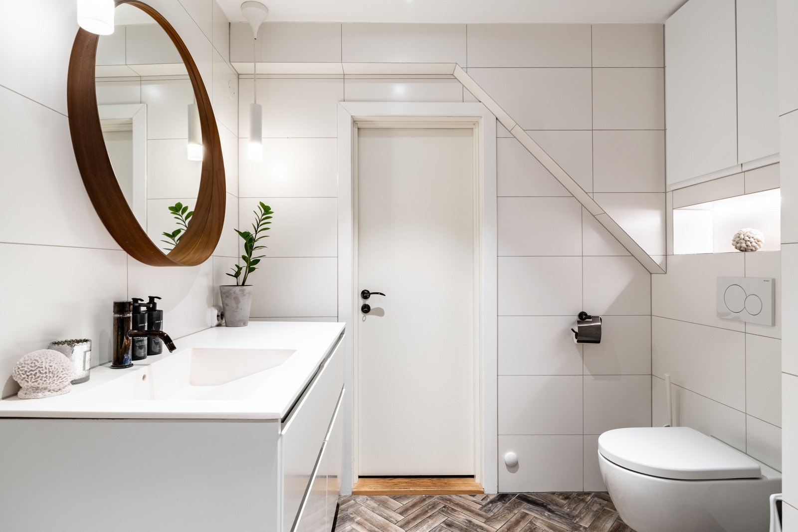 Baderommet er stilfullt innredet med flislagt gulv med varme for en komfortabel opplevelse. Galleribilde