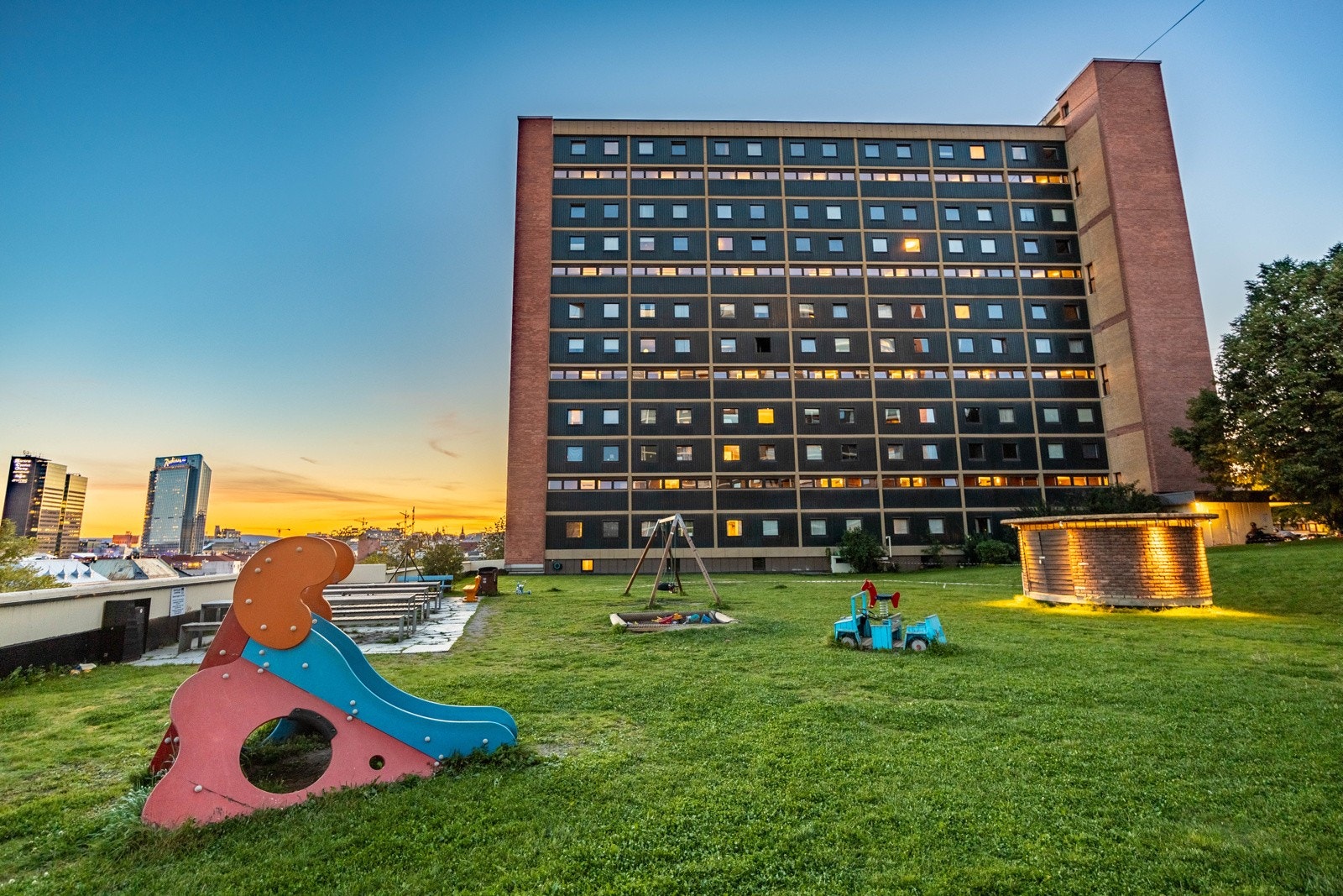 Utenfor finner du et stort og fredelig grøntområde, perfekt for både små og store å trives i. Galleribilde