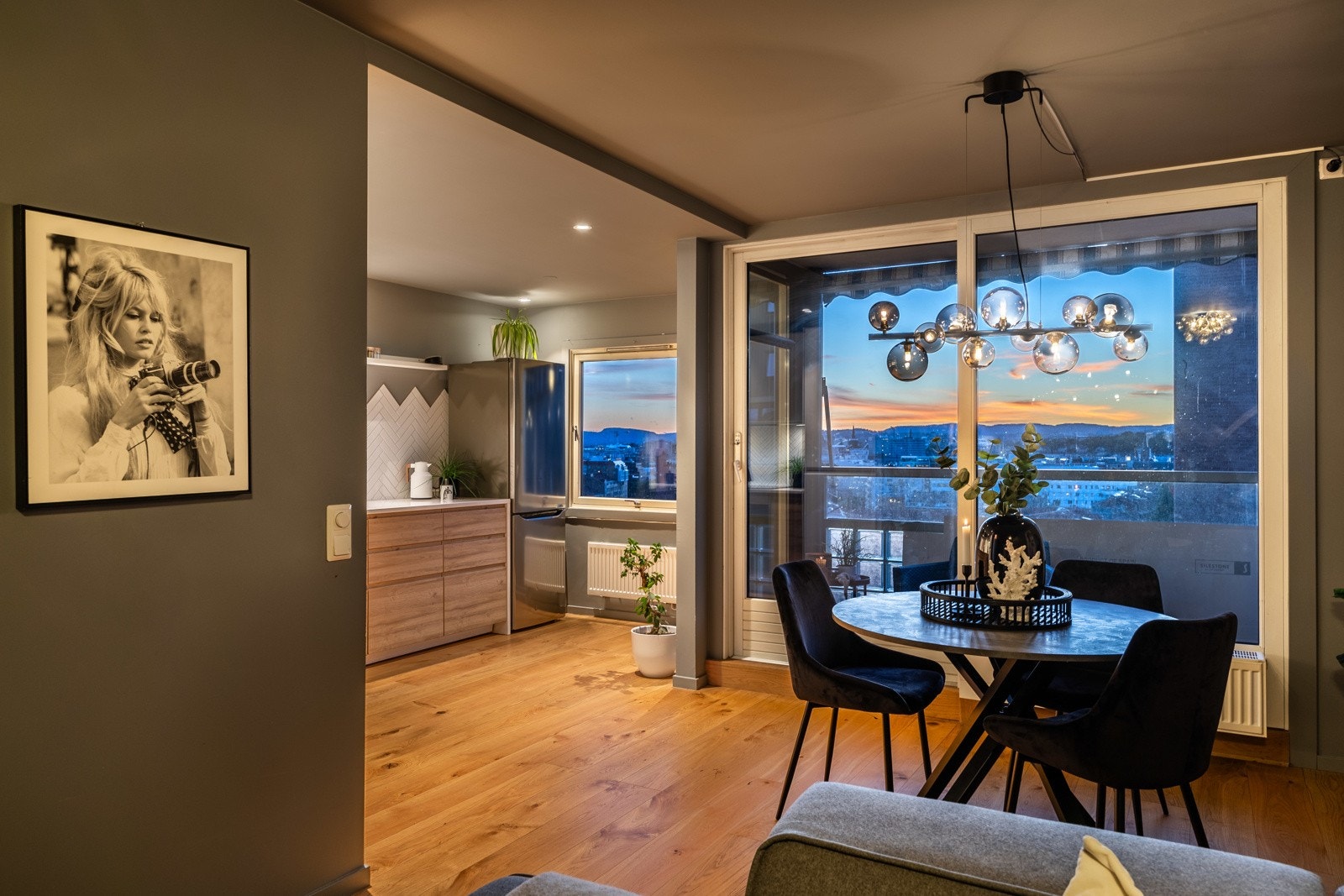 Den store stuen har en åpen løsning mot kjøkkenet, som skaper en sosial og inviterende atmosfære. Galleribilde