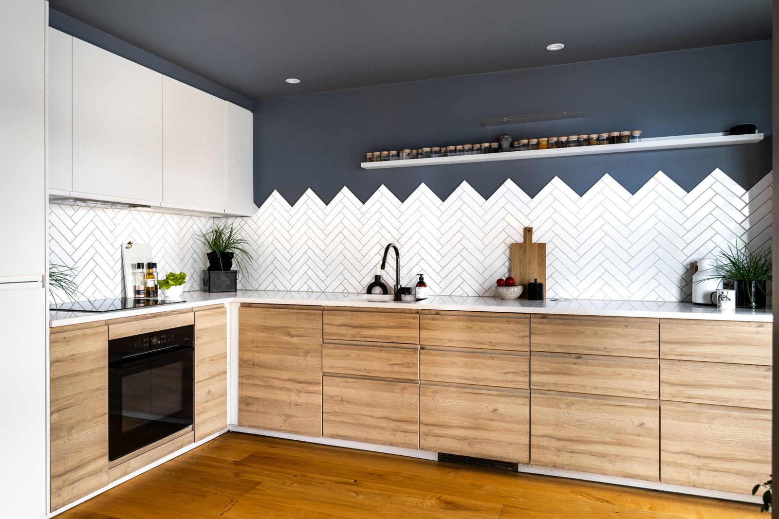 Kjøkkenet, fra 2020, har en moderne og åpen løsning mot stuen, noe som gir en romslig og sosial atmosfære. Galleribilde