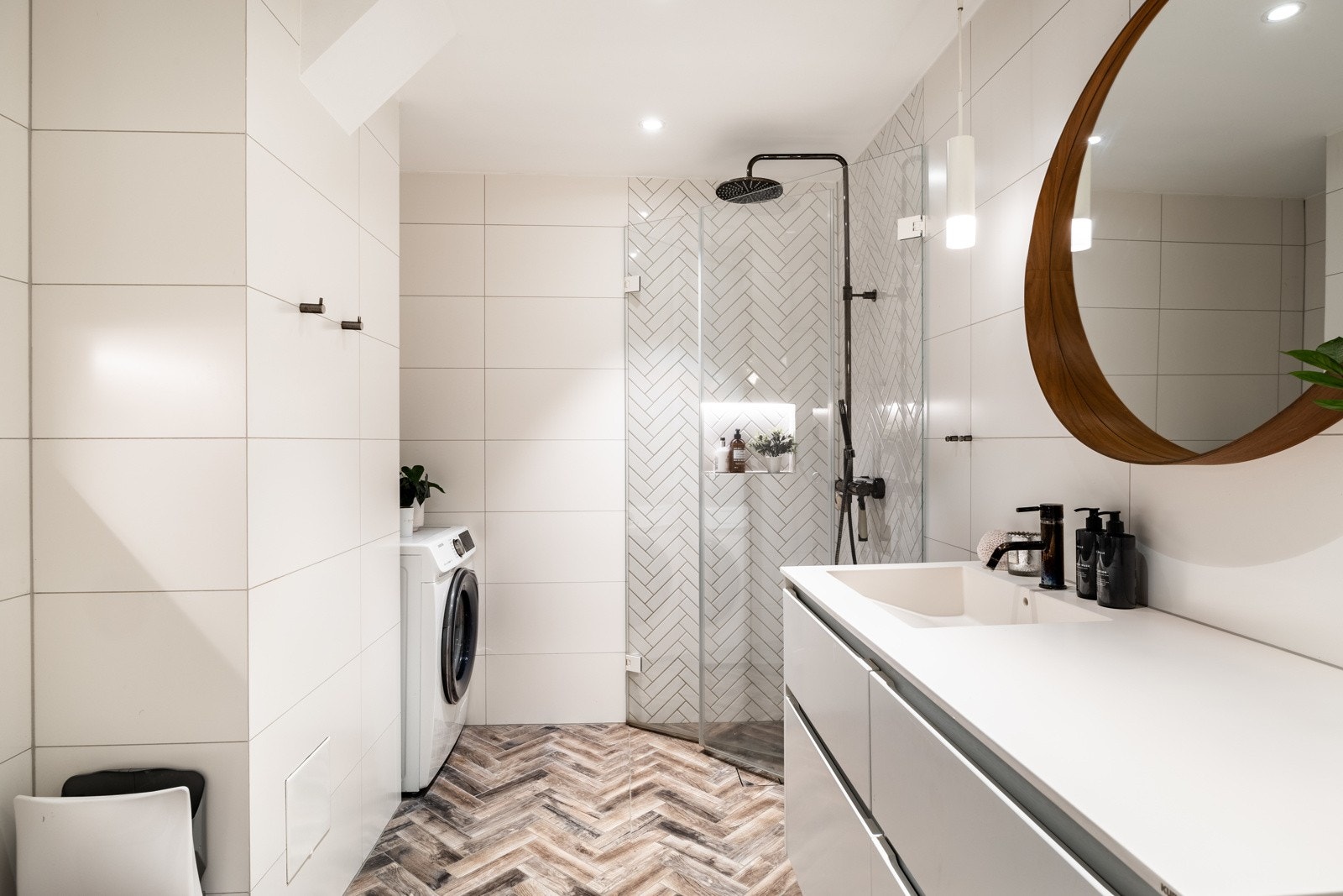 Det er opplegg for vaskemaskin, og rommet har en mekanisk avtrekksventil på vegg. Galleribilde