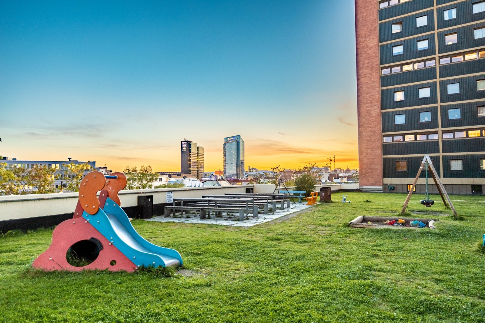 Lekeplassen for småbarn ligger rett i nærheten. Galleribilde