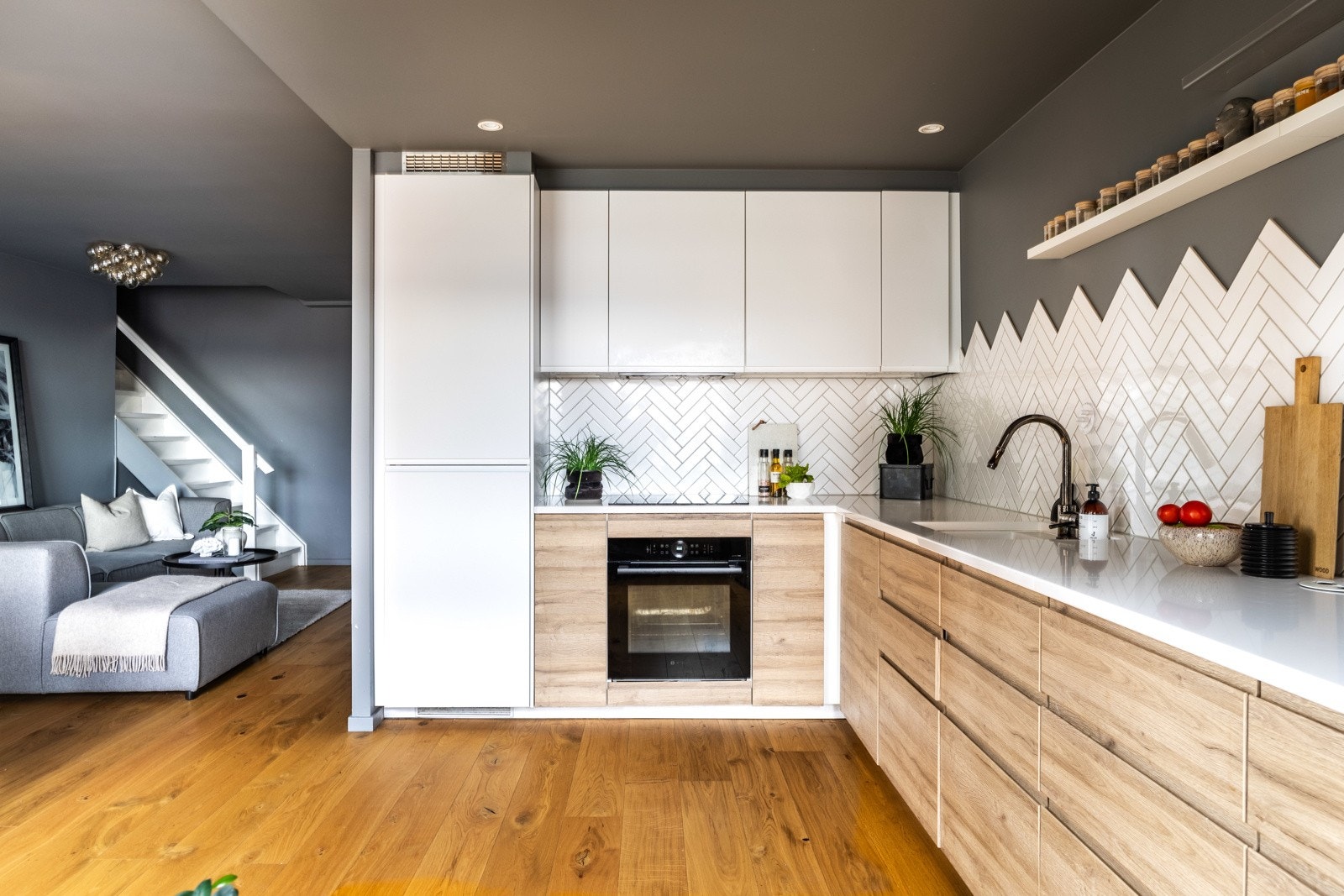 Moderne kjøkken med rikelig skapplass og romslige benker. Galleribilde