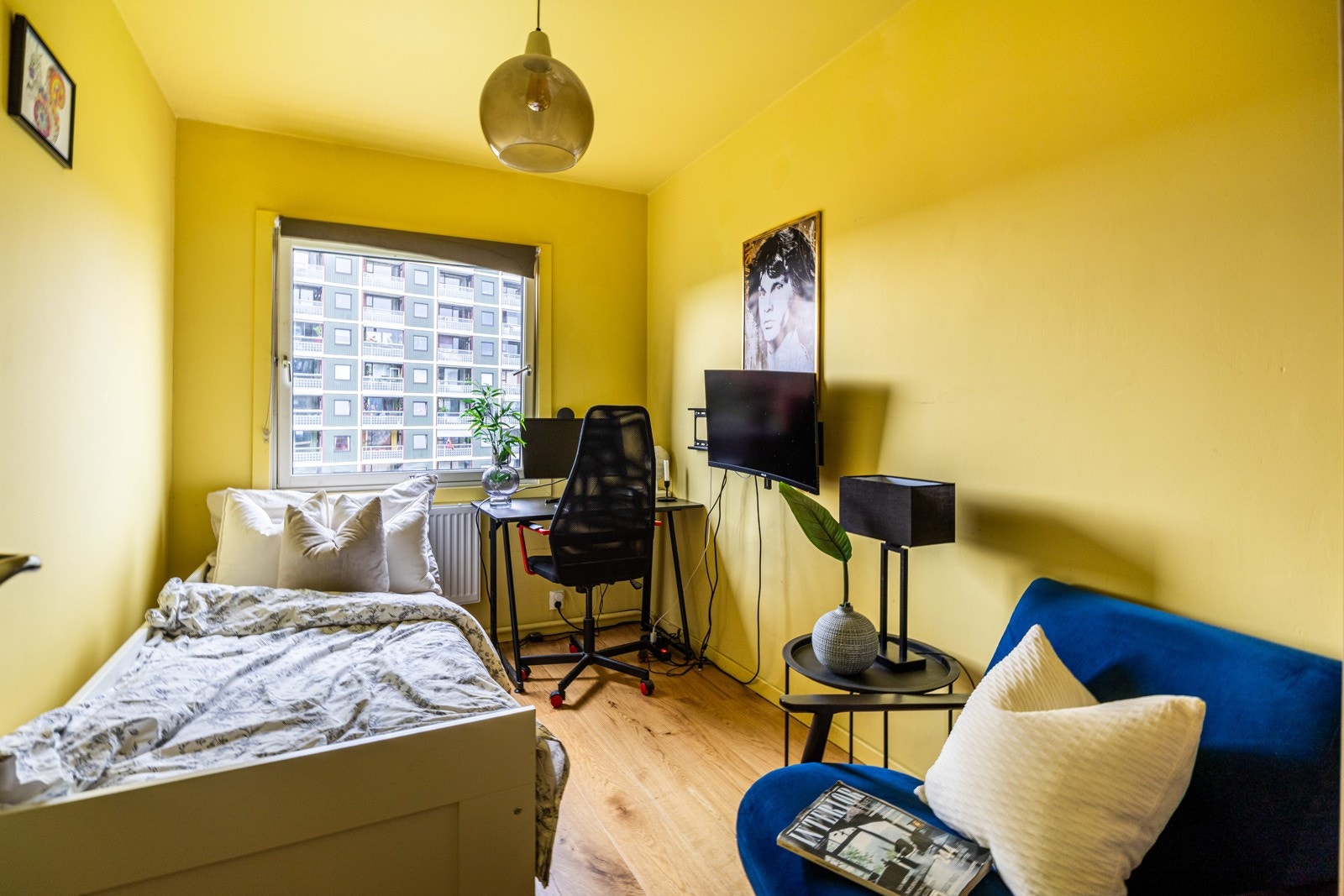 Soverom 2: Soverom 2 kan enkelt tilpasses som barnerom, kontor, eller omdannes til et praktisk walk-in closet. Galleribilde