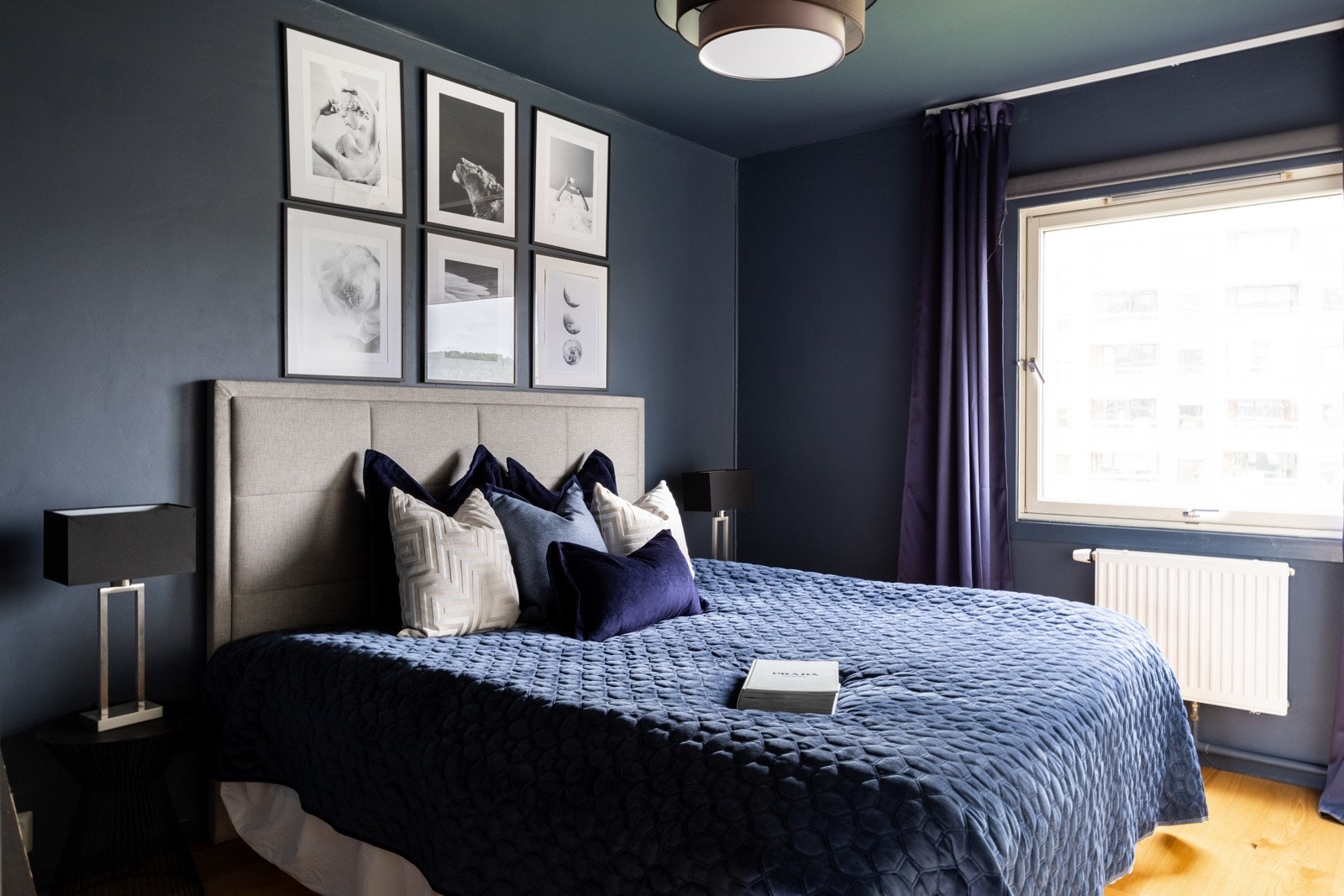 Hovedsoverommet er romslig og elegant innredet med sofistikerte, mørke fargetoner. Galleribilde