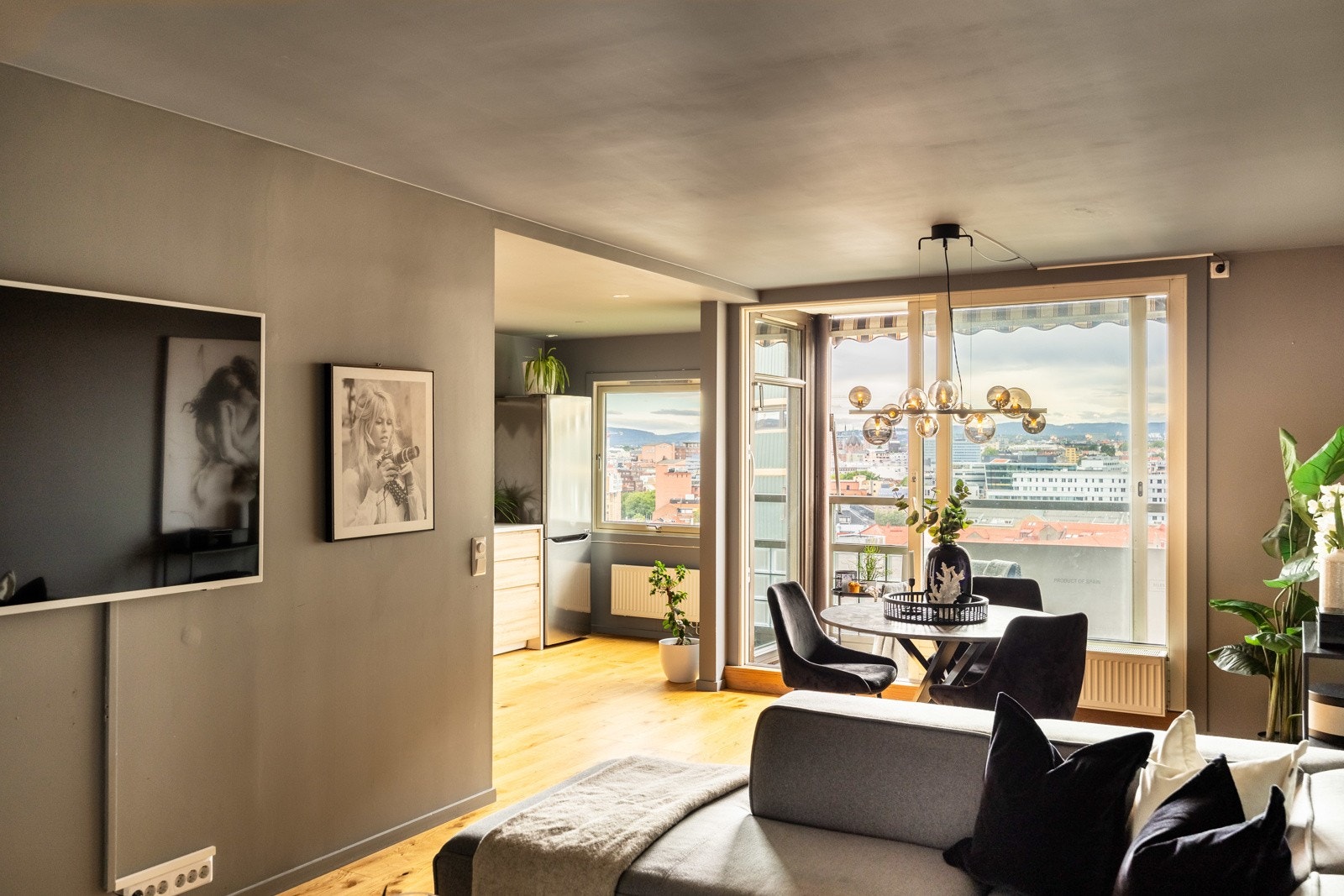 Fra stuen har du også utgang til en solrik innglasset balkong, som utvider oppholdsrommet og gir en ekstra uteplass året rundt. Galleribilde