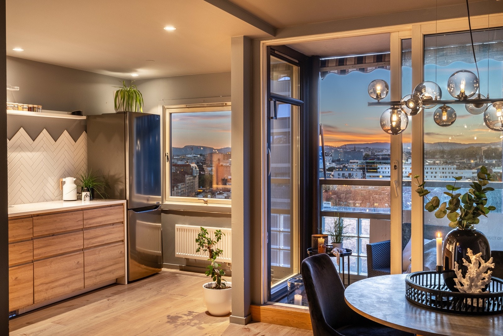 Utsikten fra både stuen og kjøkkenet er imponerende. Galleribilde