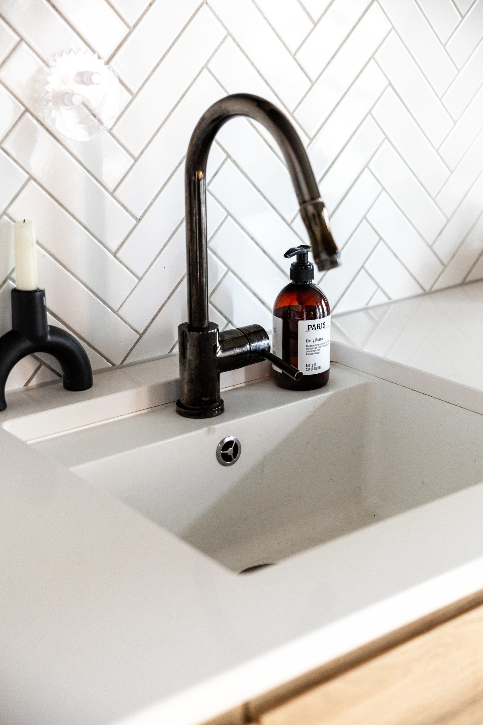 Elegant og solid benkeplate som er enkel å vedlikeholde, kombinert med en stilren, moderne svart kran. Galleribilde