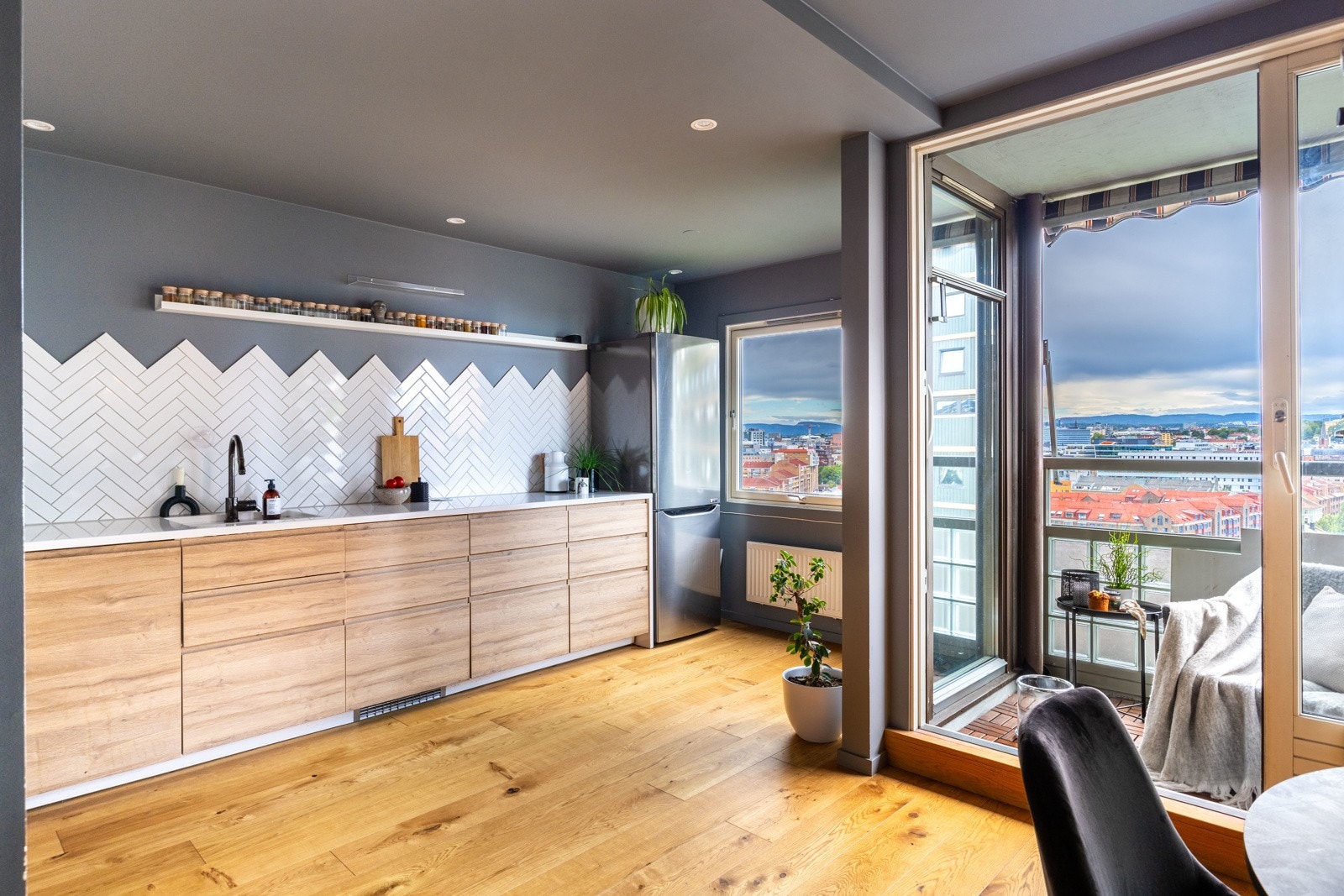 Innredningen har glatte fronter, og benkeplaten er av slitesterk kompositt. Galleribilde