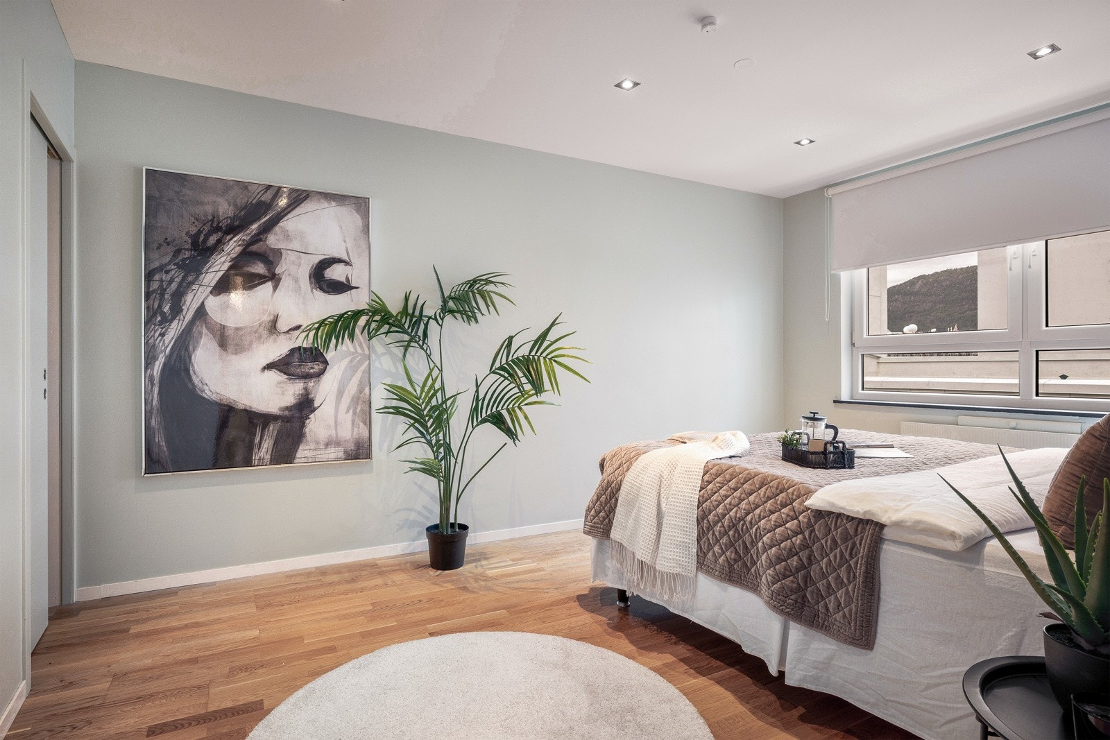 - Her har man en egen walk-in garderobe med praktisk innredning - Galleribilde