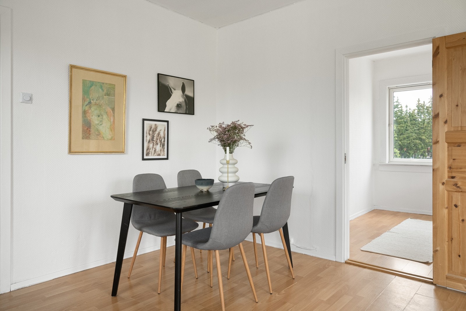 Her er det rikelig med sitteplasser for å invitere familie og venner til et hyggelig middagsmåltid. Galleribilde