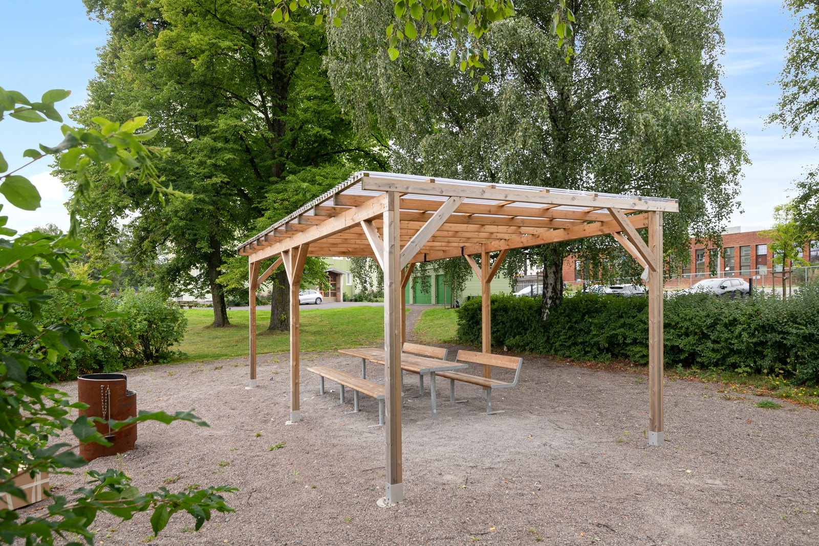Borettslaget har pent opparbeidede fellesareal med grøntanlegg beplantet med pryd- og bærbusker, trær, pergola, benker og fastmontert grill. Galleribilde