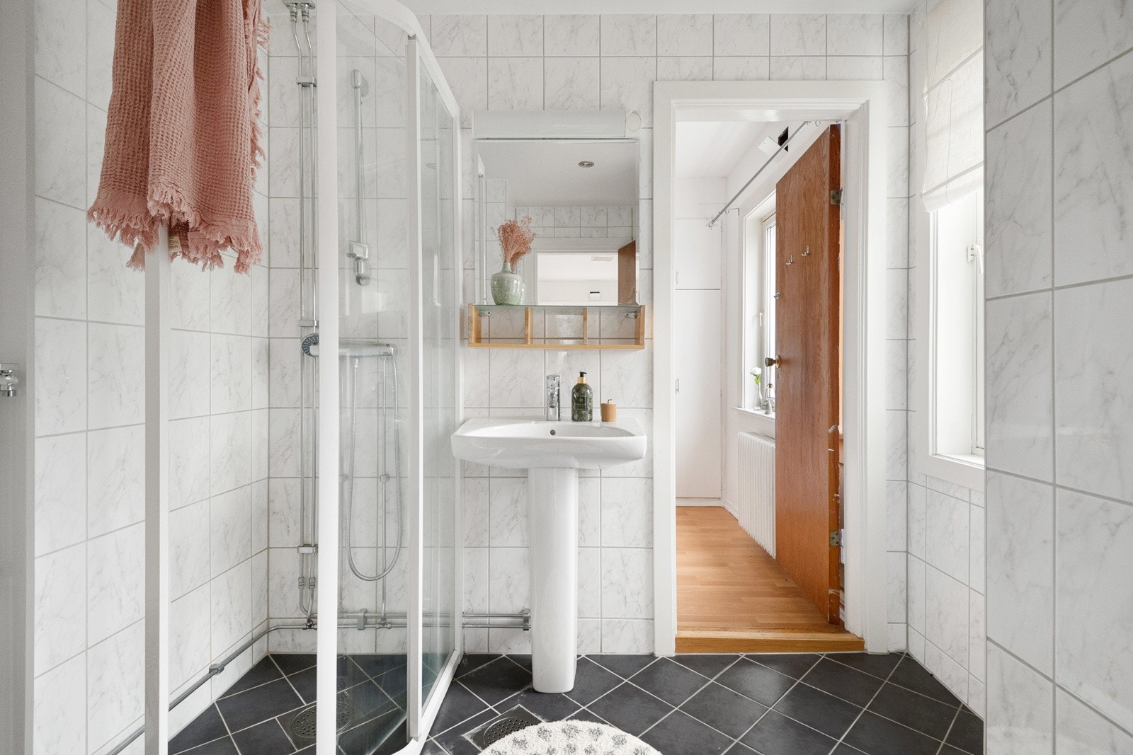 Flislagt bad i regi av brl. fra 2009 med dusjhjørne, servant, speil og opplegg til vaskemaskin. Badet er flislagt med varmekabler i gulv og downlights i himling. Galleribilde