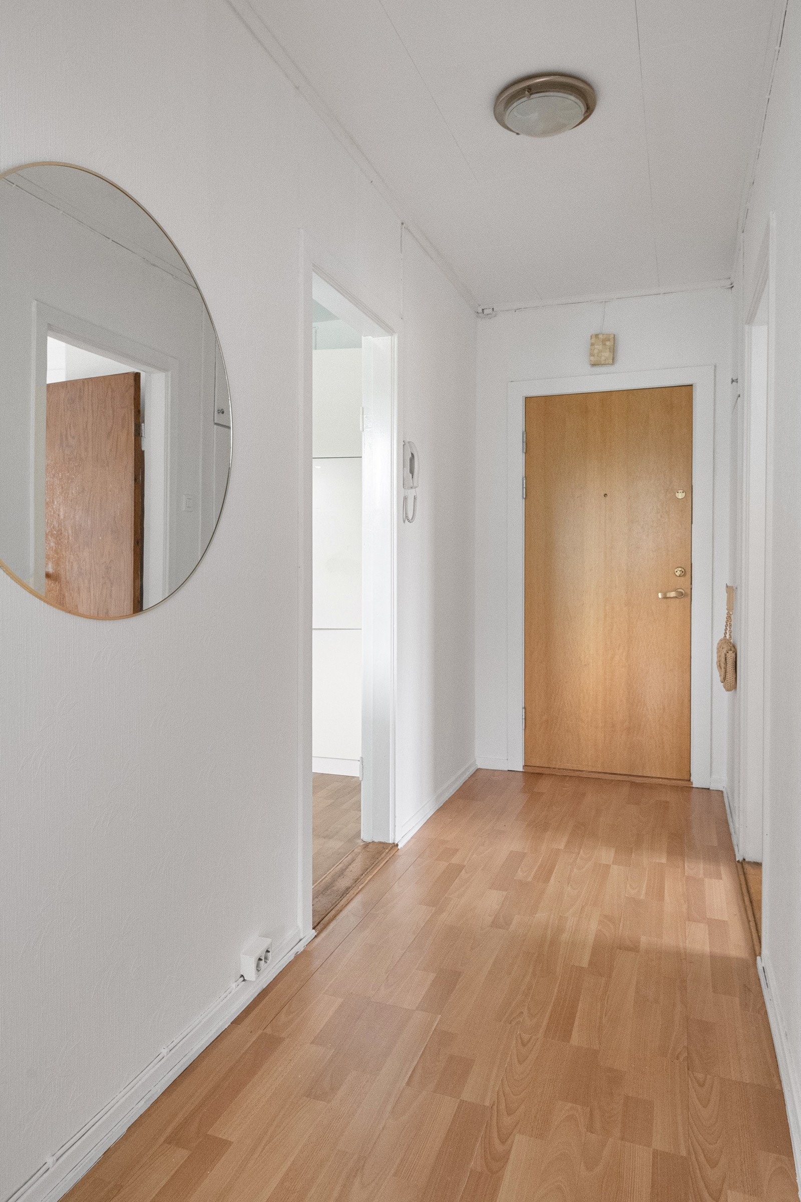 Ditt første møte med leiligheten er entréen, som fungerer som et praktisk knutepunkt. Med andre ord unyttes hver kvadratmeter optimalt. Romslig entré med god plass til å sette fra seg sko og henge fra seg yttertøy i det plassbygde garderobeskapet. Galleribilde