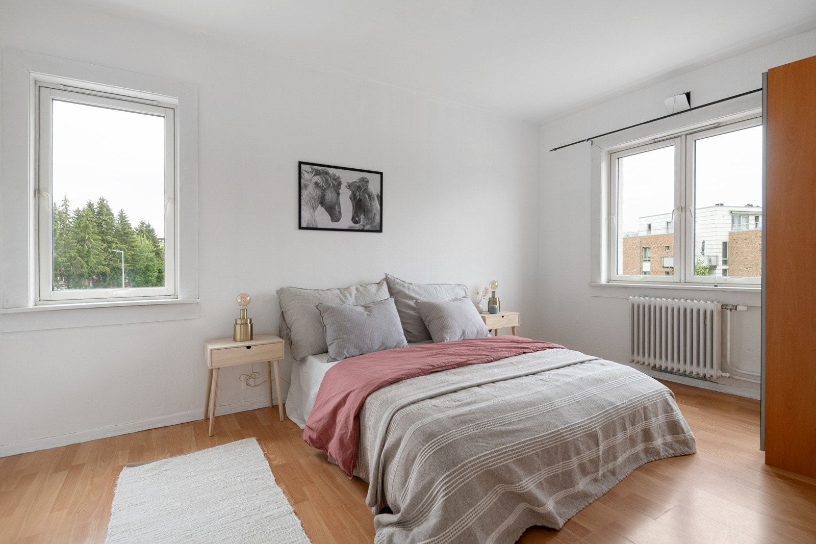 Hovedsoverommet oppleves som stort og luftig med god plass til en dobbeltseng, nattbord og kommode. Her er det mulighet for å sette opp en lettvegg for et separat kontor med eget vindu. Galleribilde