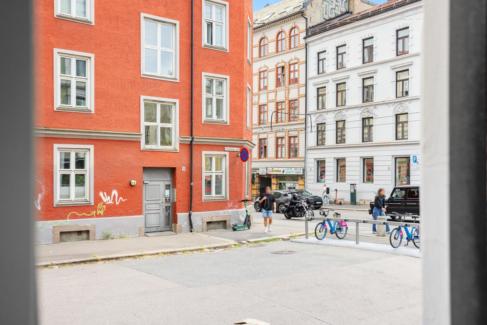 Utsyn fra stuen er mot Hesselbergs gate. Dette er en blindvei så her får du ingen gjennomgangstrafikk. Galleribilde