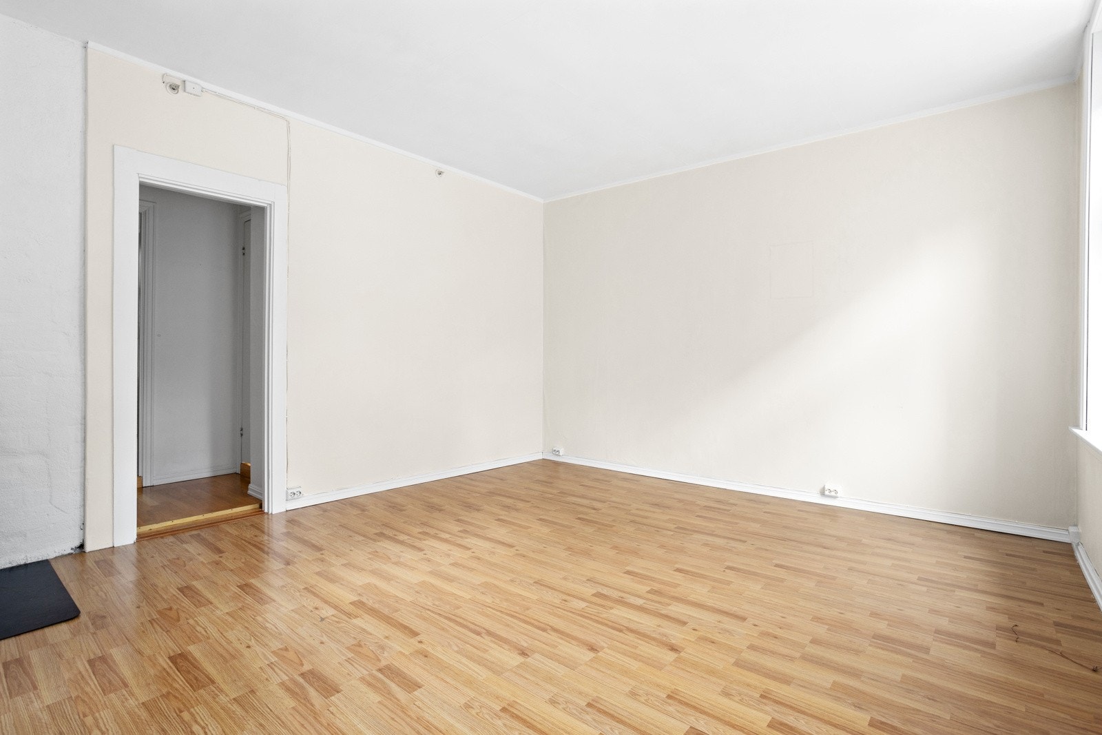 Lys og luftig stue med god plass til sofagruppe. Galleribilde